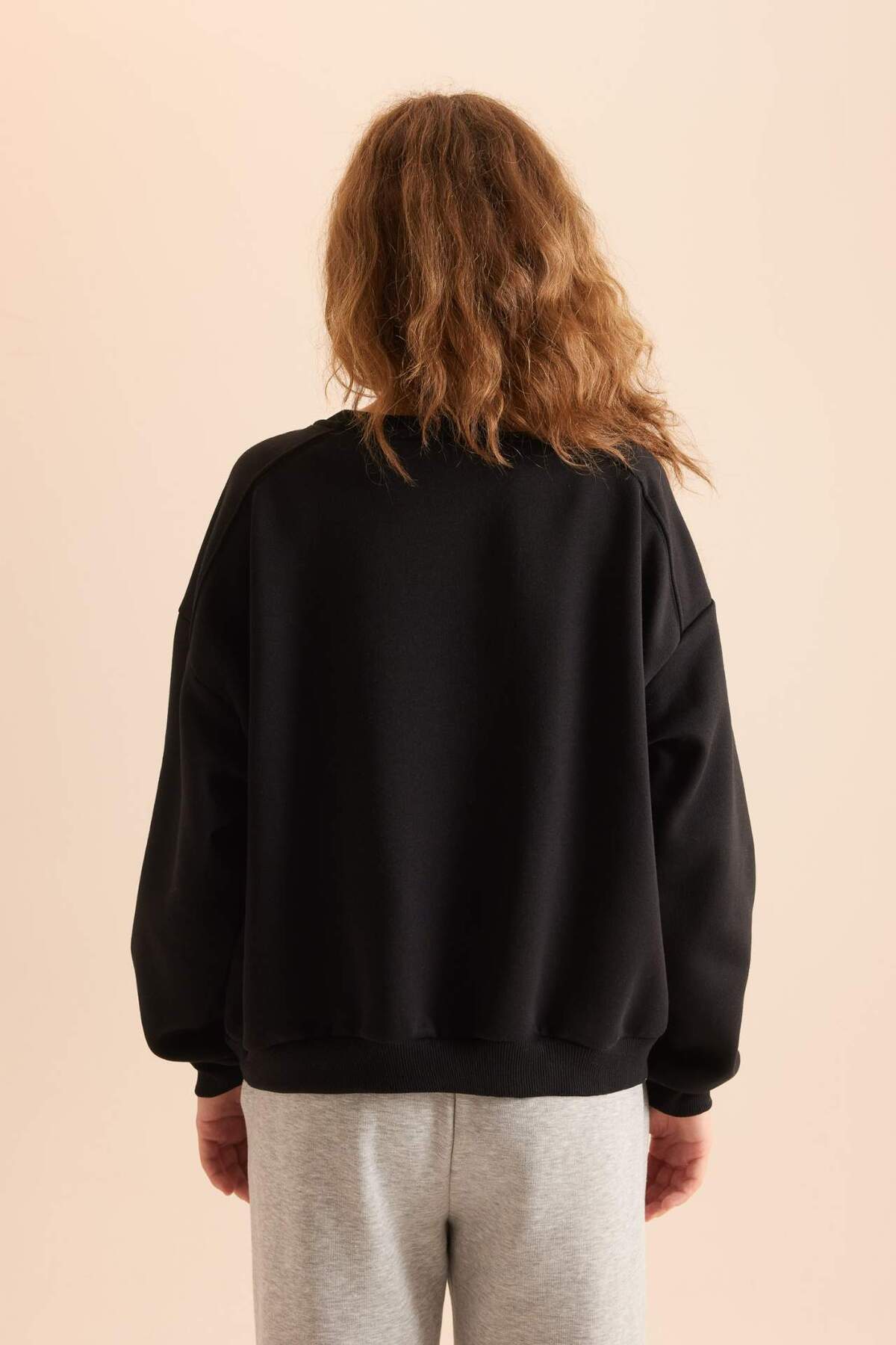 DeFacto-Schwarzes Oversize-Sweatshirt mit Rundhalsausschnitt – dicker Stoff D9022axns 5