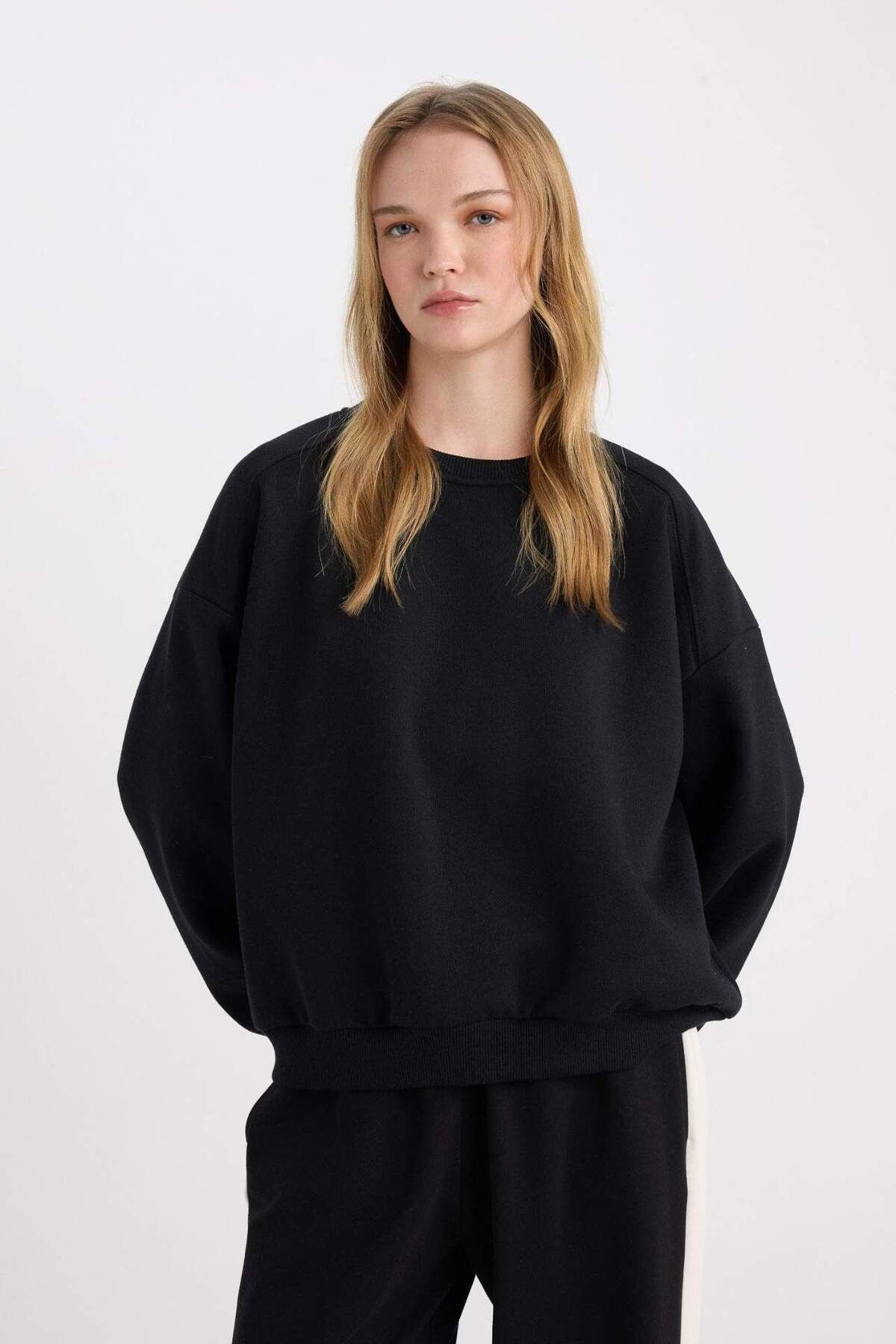 DeFacto-Schwarzes Oversize-Sweatshirt mit Rundhalsausschnitt – dicker Stoff D9022axns 6