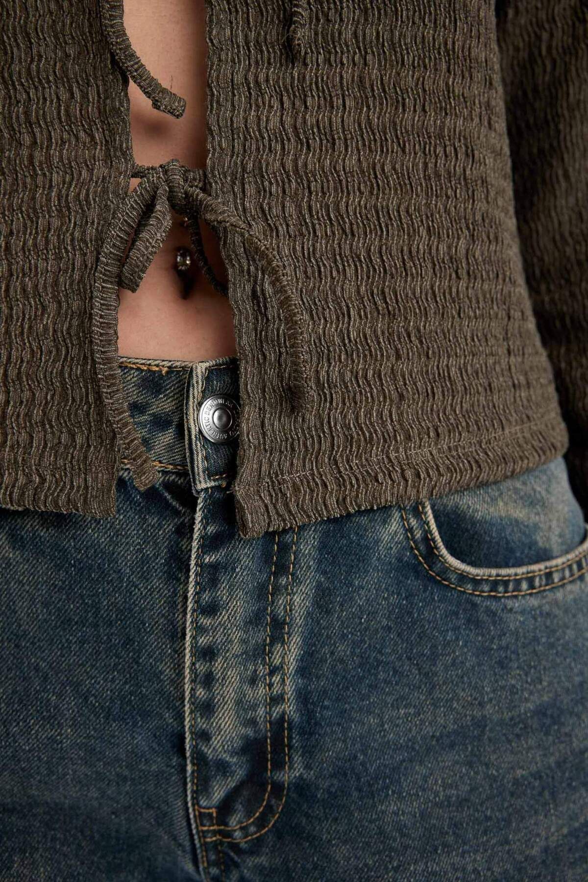DeFacto-Regular Fit Front Tie Wrap Wickelbluse mit langen Ärmeln D8524AX24AU 5