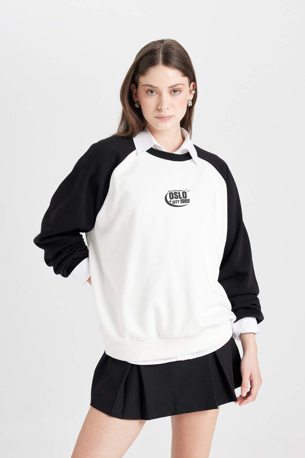 DeFacto-Coool Loose Fit Sweatshirt mit Farbblock-Aufdruck und Rundhalsausschnitt 3184901 4