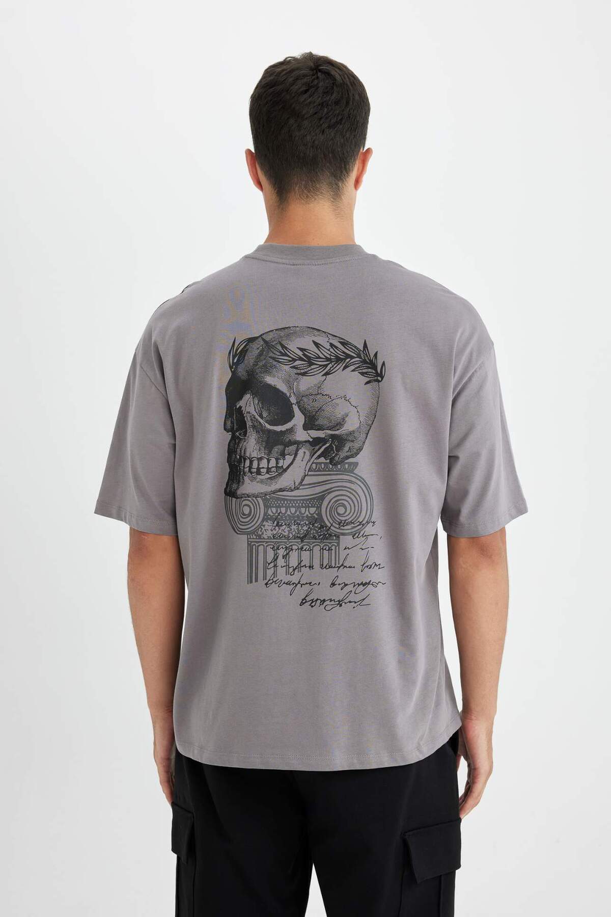DeFacto-Graues, übergroßes, weit geschnittenes, kurzärmliges T-Shirt aus Baumwolle mit Rundhalsausschnitt und Rückenaufdruck für Herren D4908ax24au 7