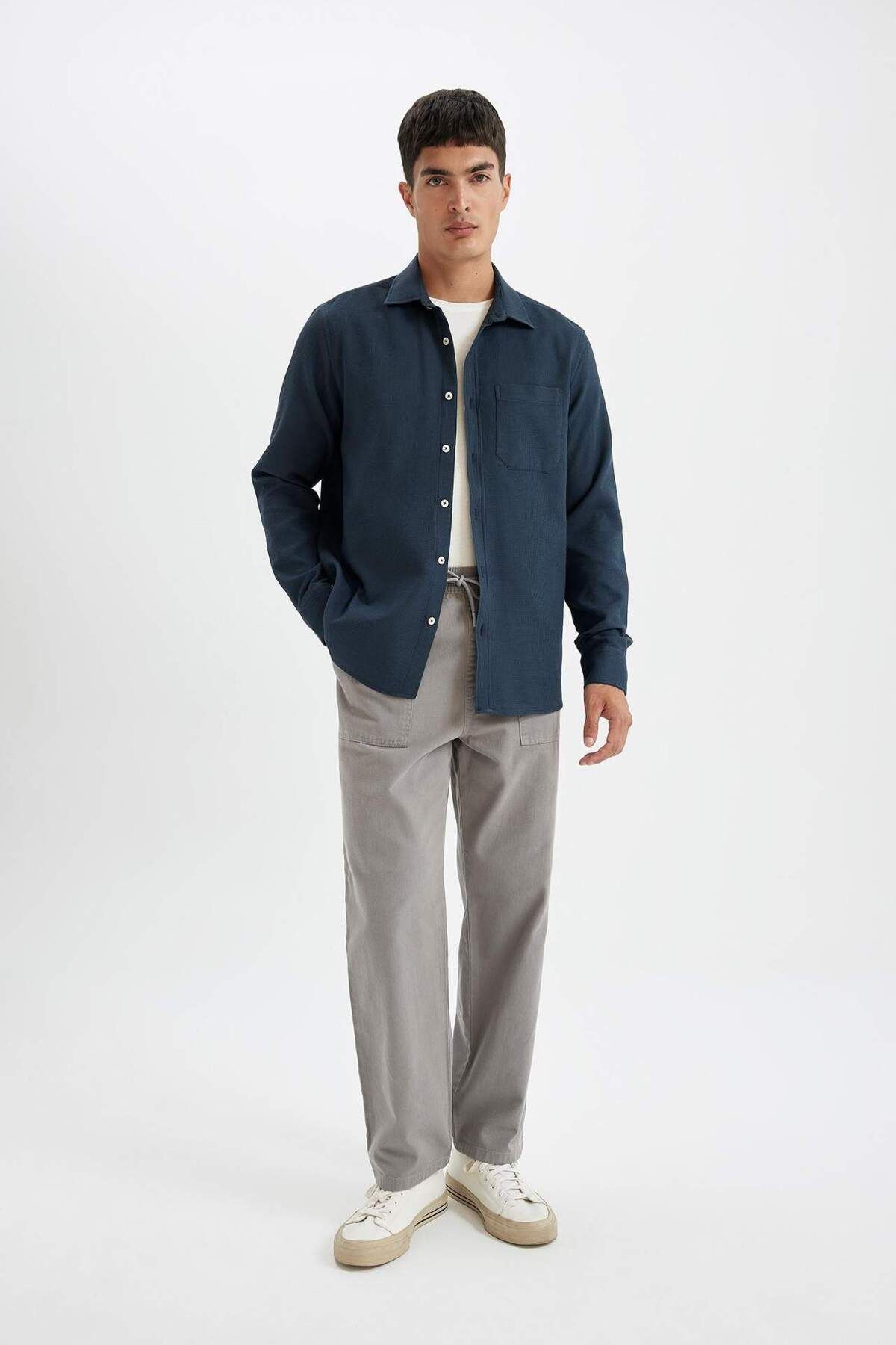 DeFacto-Normale Passform, einfaches Baumwoll-Langarmshirt D1058ax24au 2