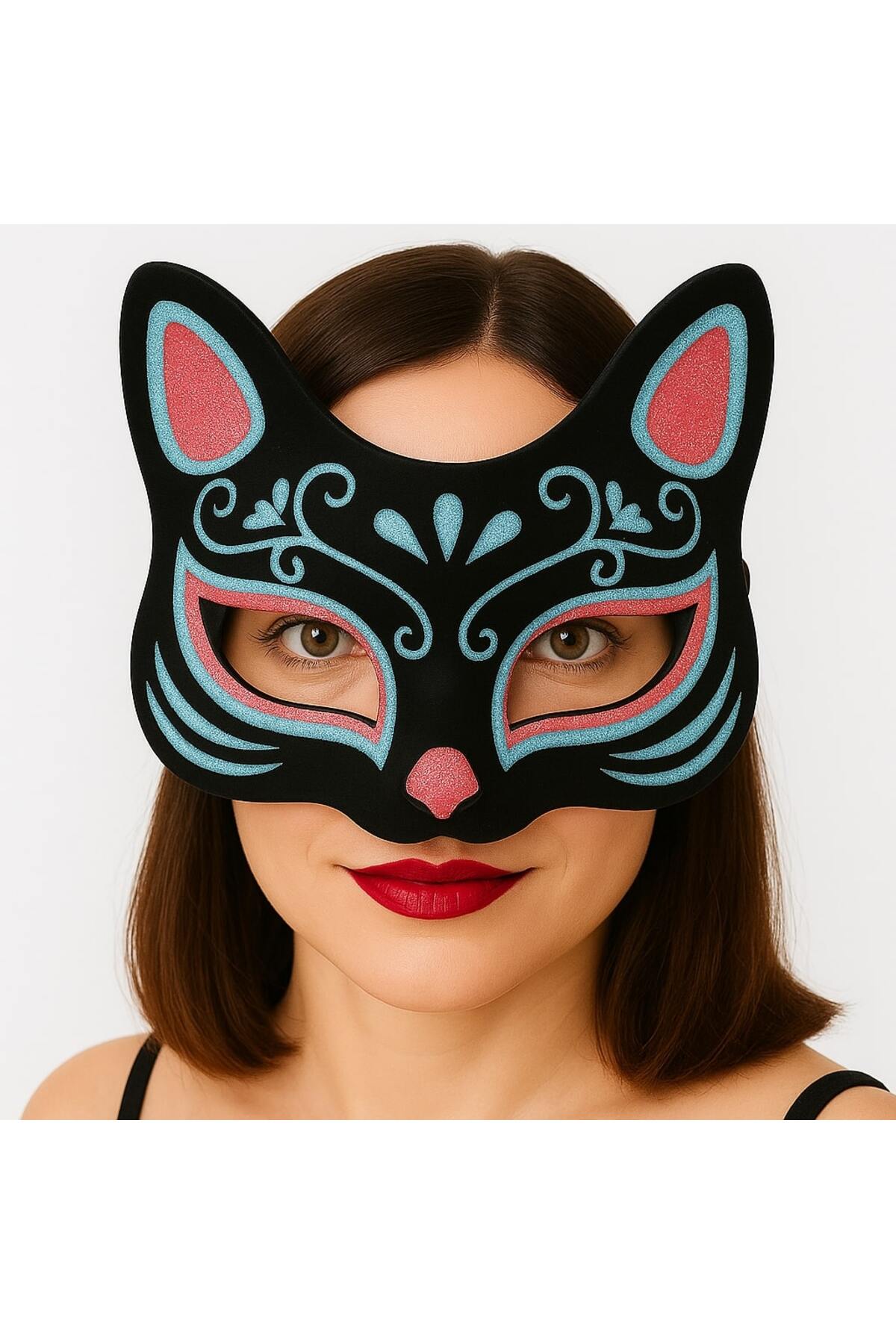 ماسک گربه‌ای نسی‌ورلد، رنگ مشکی با پوشش جیر، روی زمینه آبی با اکلیل قرمز، ۱۷×۱۴ سانتی‌متر