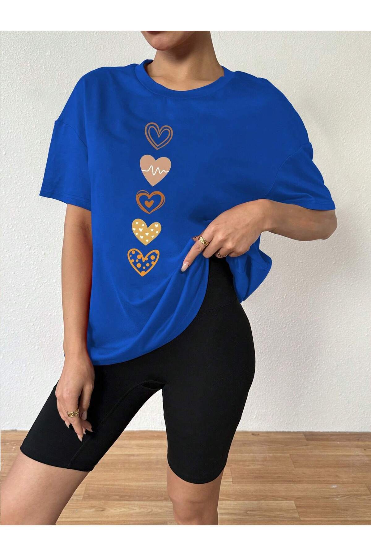 WOMEN'S INTERMEDIATE SIZE TSHIRT FIVE HEARTS PRINT