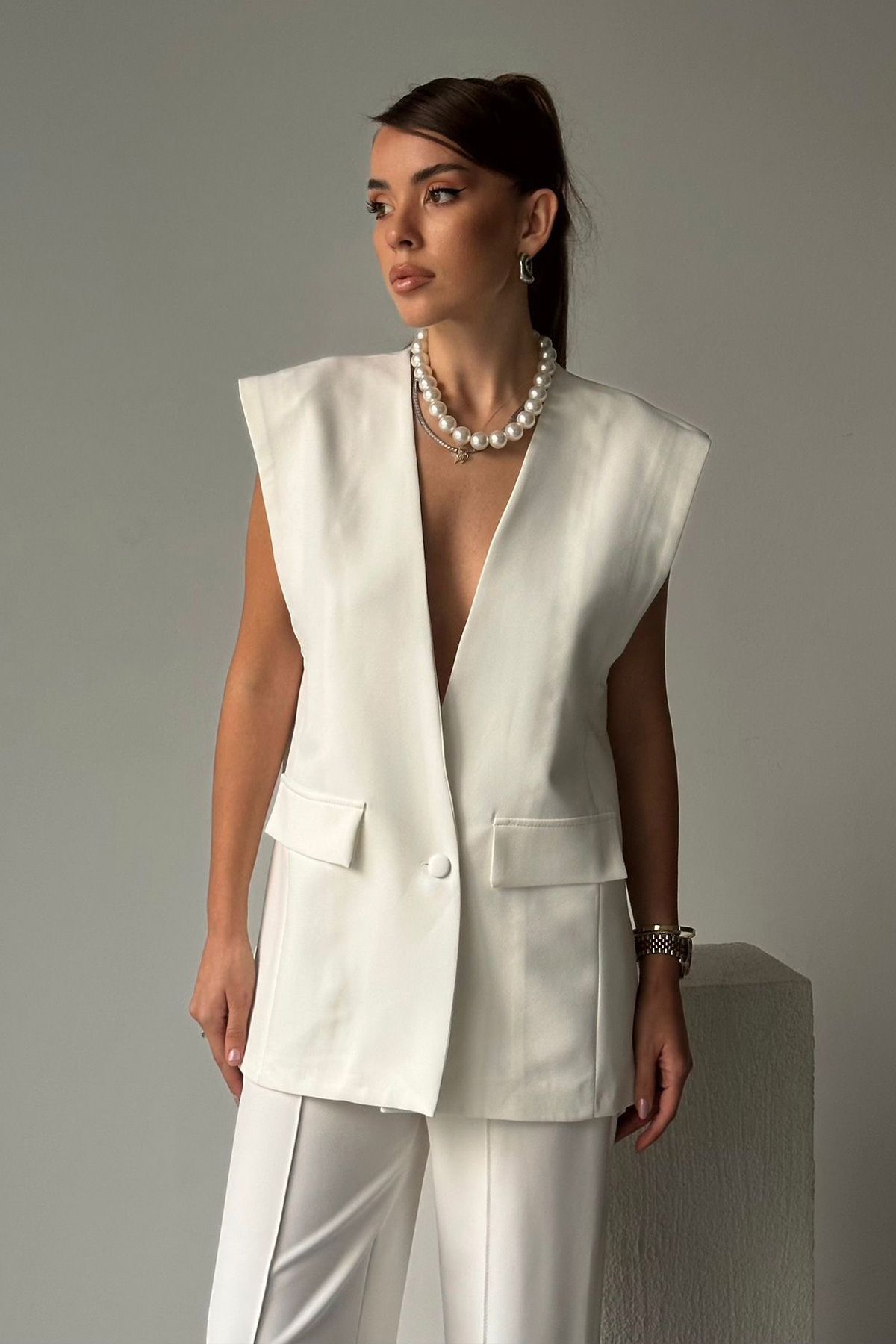 VAGGON-Women's White Single Button Pocket Oversize Vest Vs00679 1