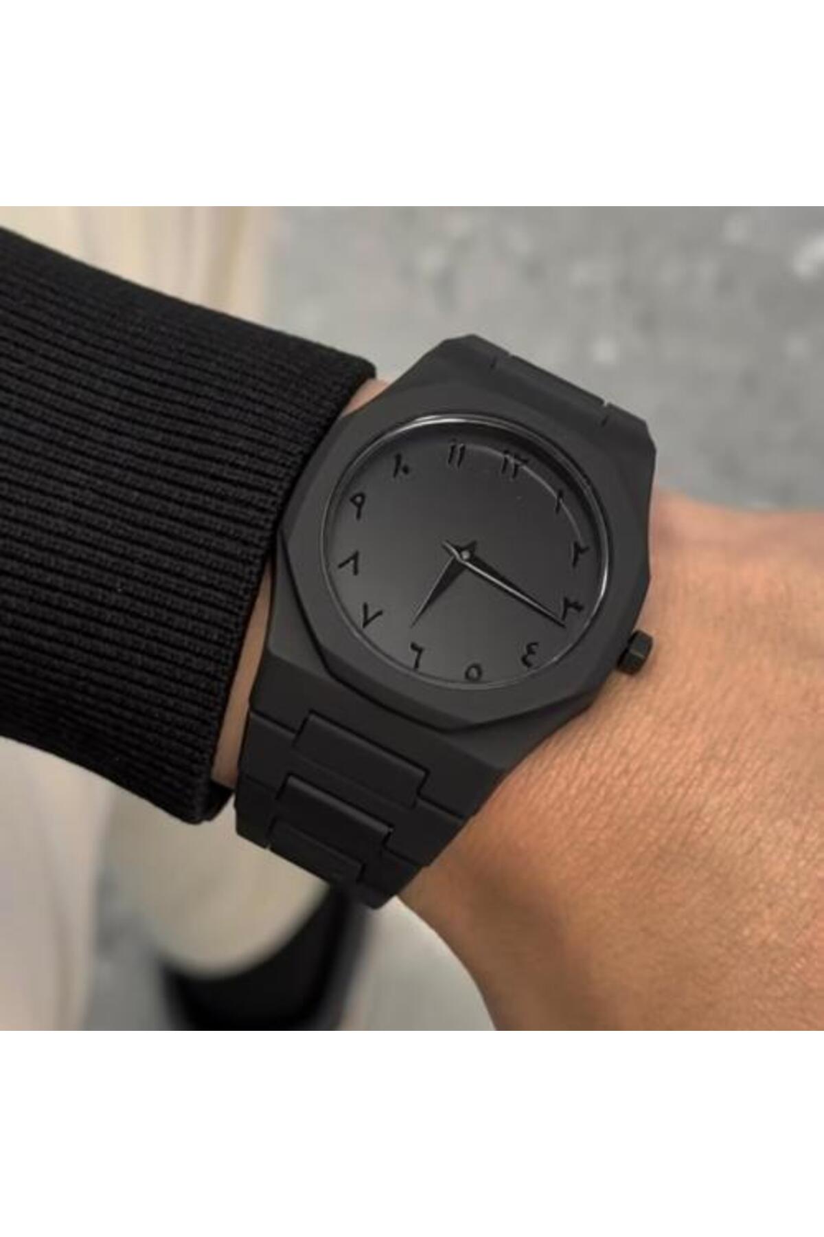 ساعت کربن سیاه با اعداد عربی