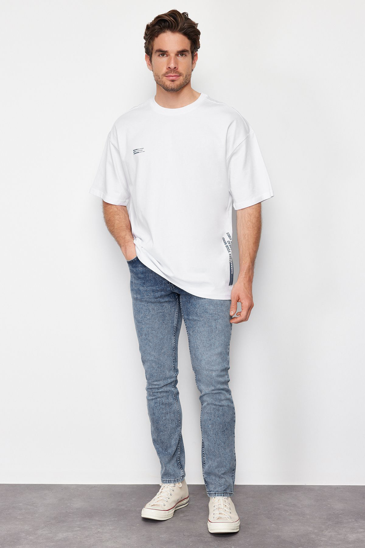 Trendyol Collection-Weißes T-Shirt mit Oversize-Schriftzug aus 100 % Baumwolle TMNSS24TS00075 2