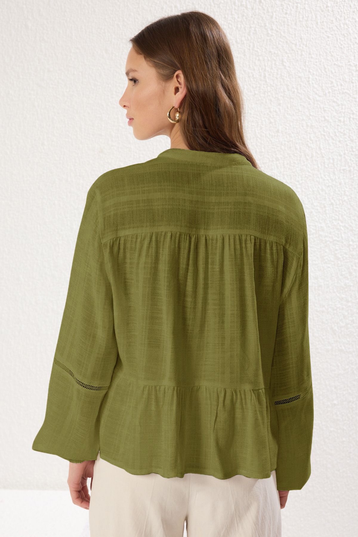 Trendyolmilla  Haki Pamuklu Dokulu Kolda Dantelli Oversize Boho Dokuma Gömlek TWOSS25GO00038 - Görsel 5