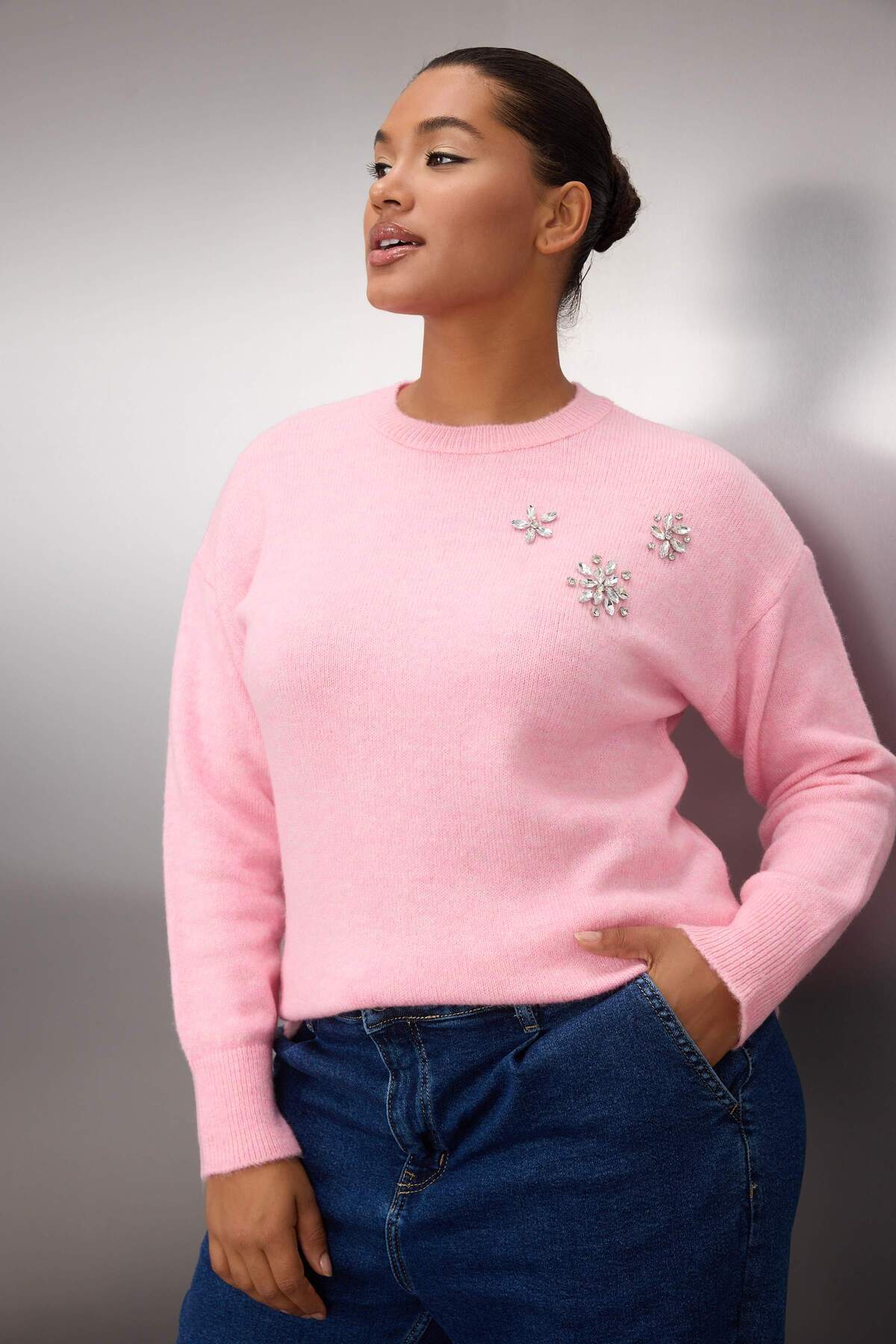 Trendyol Curve Weicher Strickpullover mit rosa Steindetail TBBAW26AN00009