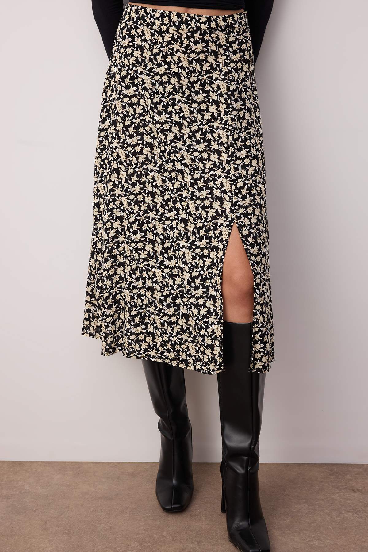 Trendyolmilla  Siyah Yırtmaç Detaylı Çiçek Desenli Viskon Kumaşlı Midi Dokuma Etek TWOSS20ET0230 - Görsel 4
