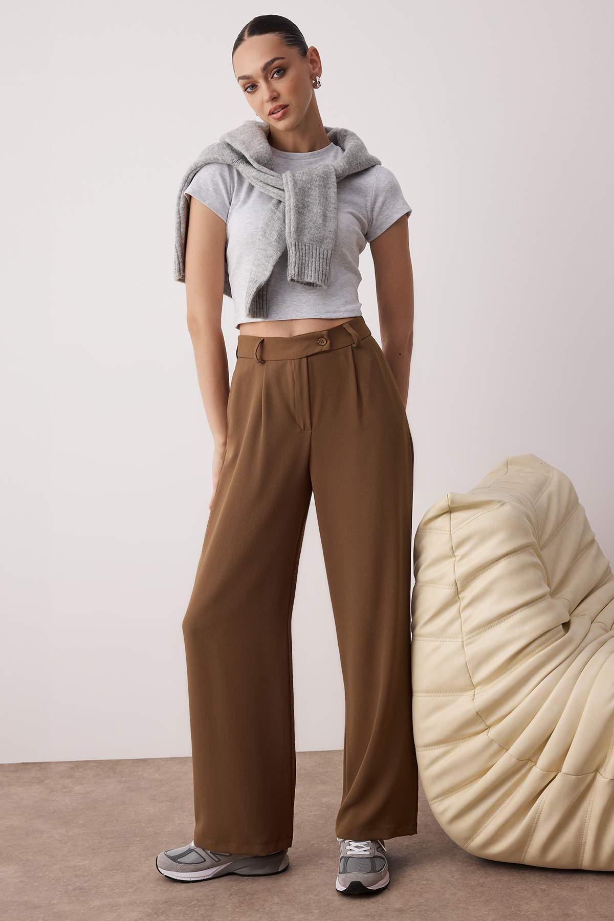 Trendyol Collection Khakifarbene Hose aus gewebtem Stoff mit weitem Bein/weitem Bein TWOAW22PL0263 Palazzo