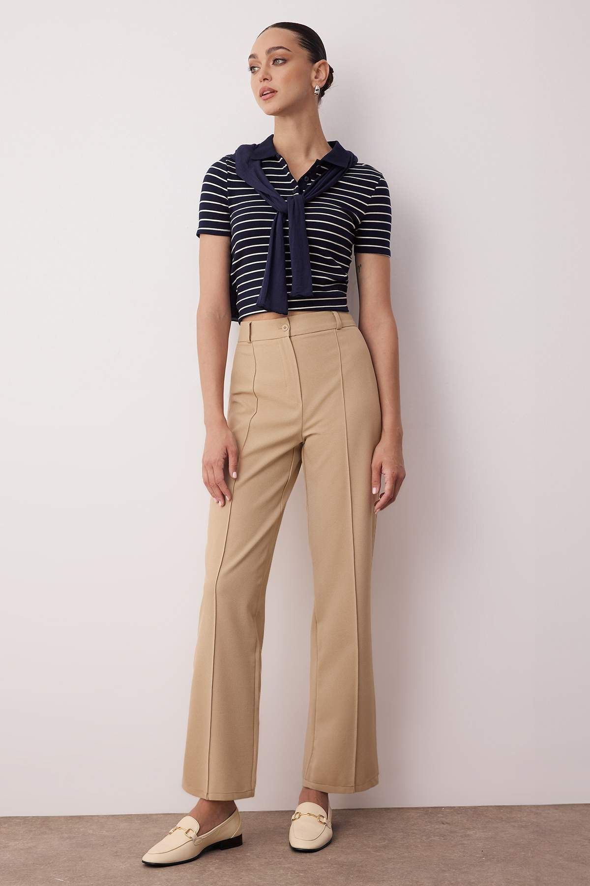 Trendyol Collection Jasnobrązowe, proste/proste, tkane spodnie z wysokim stanem i przeszyciami TWOSS21PL0093