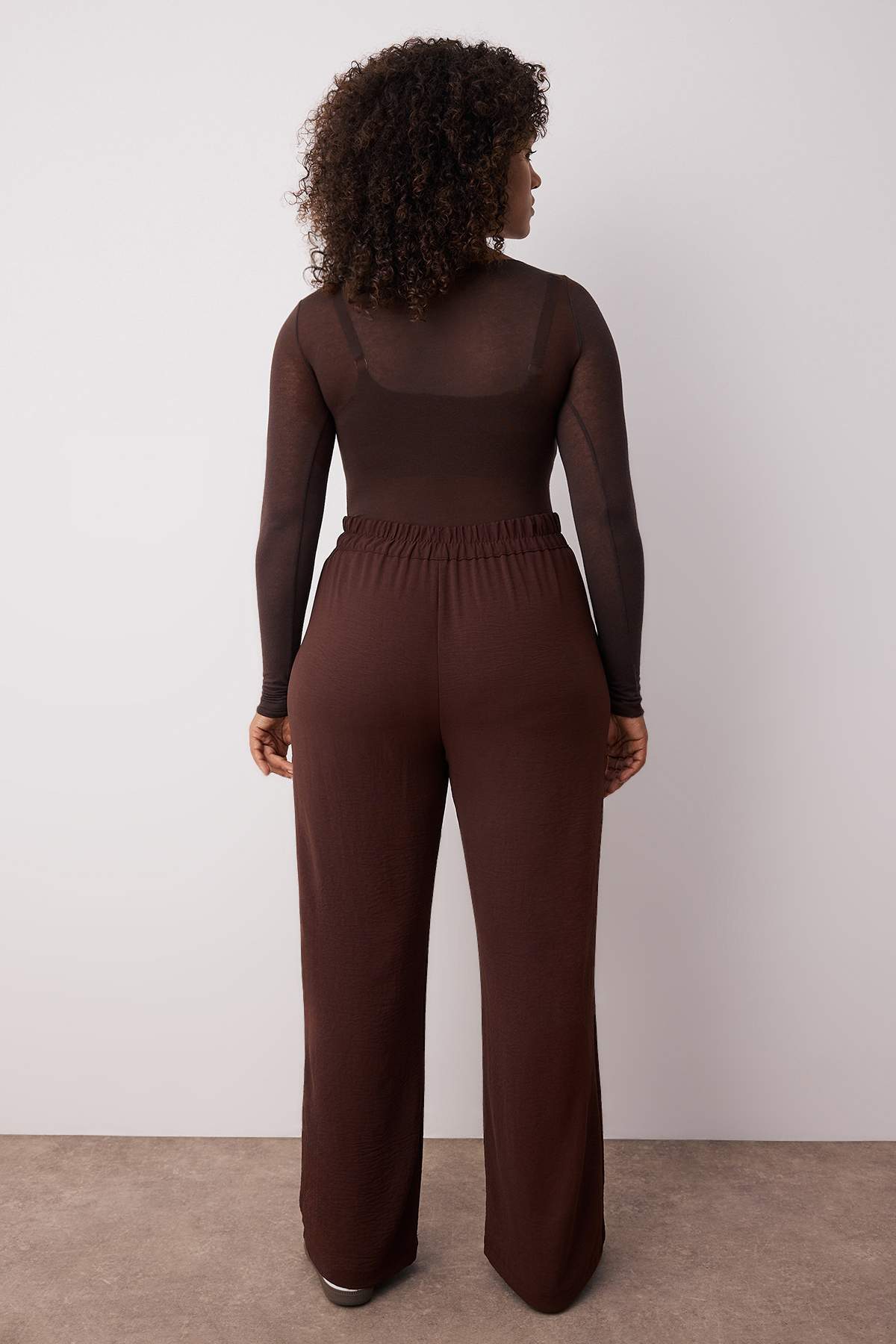 Trendyolmilla  Kahverengi Mevsimlik Lastikli Yüksek Bel Pileli Wide Leg Dokuma Pantolon TBBSS22PL0448 - Görsel 4