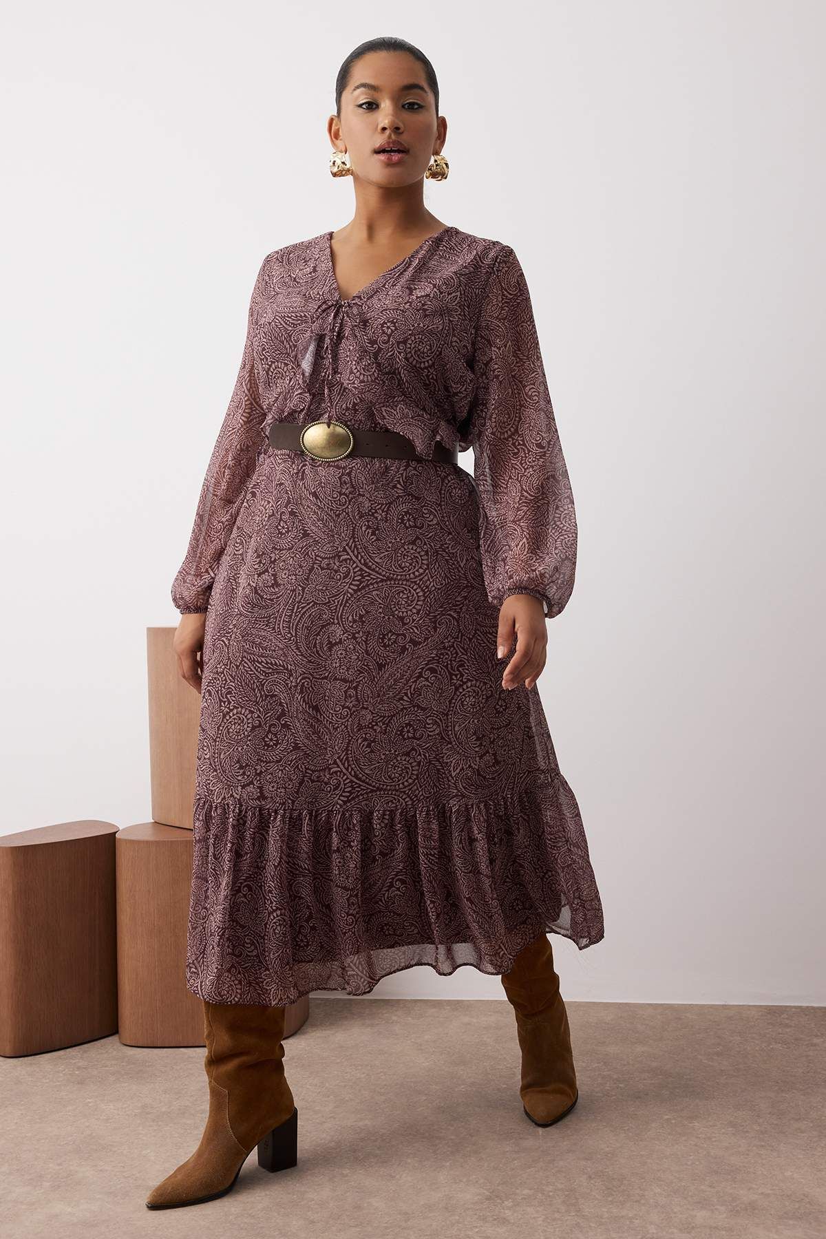 Trendyol Curve-Mehrfarbiges, schalkariertes Chiffon-Midi-Webkleid in Übergröße TBBAW26AH00030 2