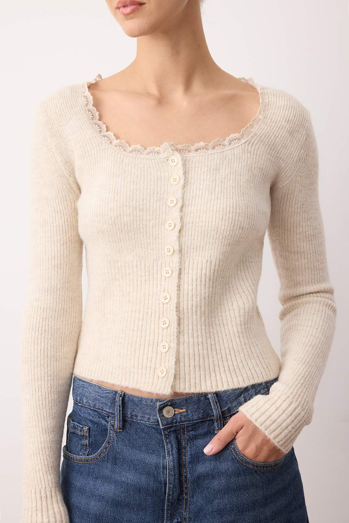 Trendyolmilla  Taş Crop Dantel Garnili Kare Yaka Yumuşak Dokulu Fitted/Vücudu Saran Triko Hırka TWOAW26HI00061 - Görsel 4