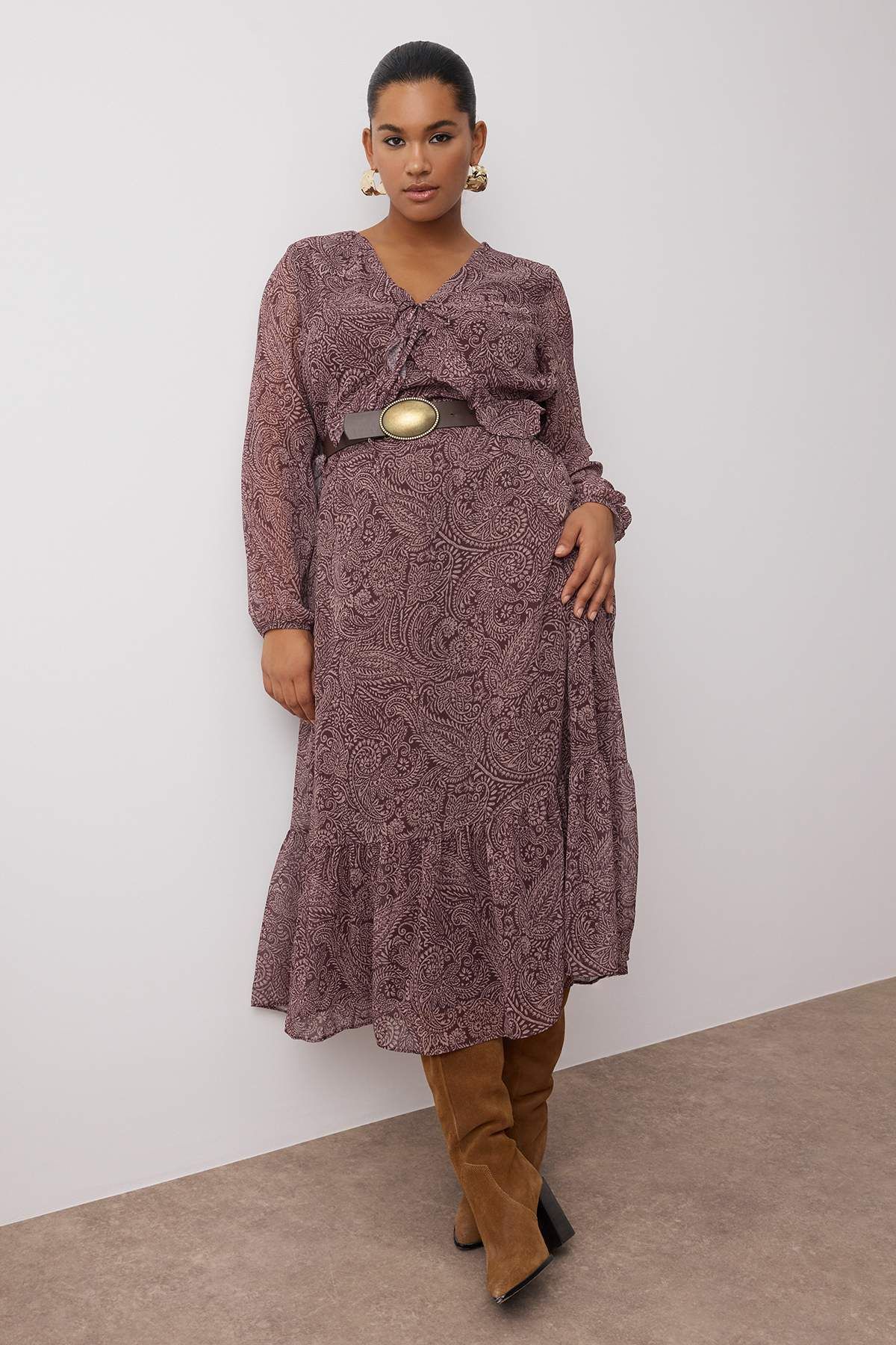 Trendyol Curve-Mehrfarbiges, schalkariertes Chiffon-Midi-Webkleid in Übergröße TBBAW26AH00030 1