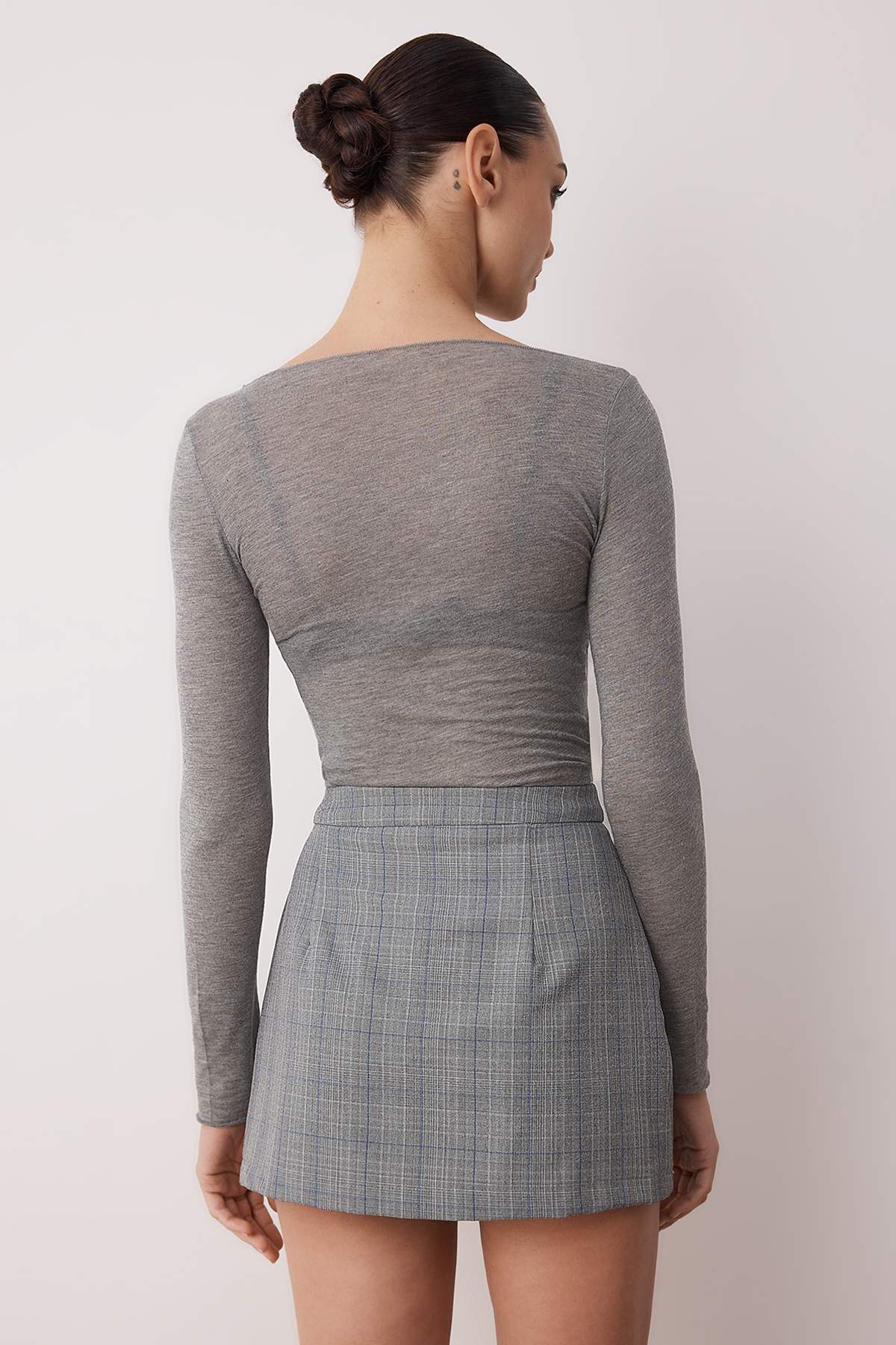 Trendyolmilla  Gri Ekose Mini Dokuma Etek Görünümlü Şort TWOAW25SR00044 - Görsel 5