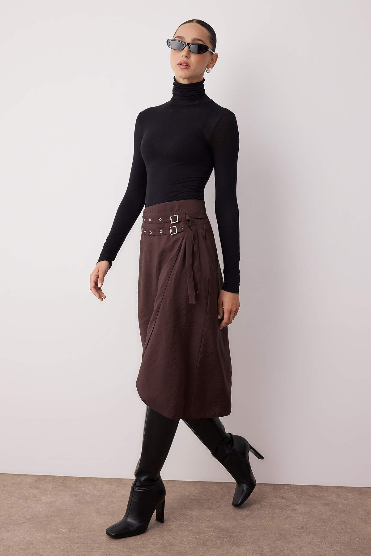 Trendyolmilla  Koyu Kahverengi Kemerli Kruvaze Kapamalı Midi Dokuma Viskon Etek TWOAW26ET00032 - Görsel 2