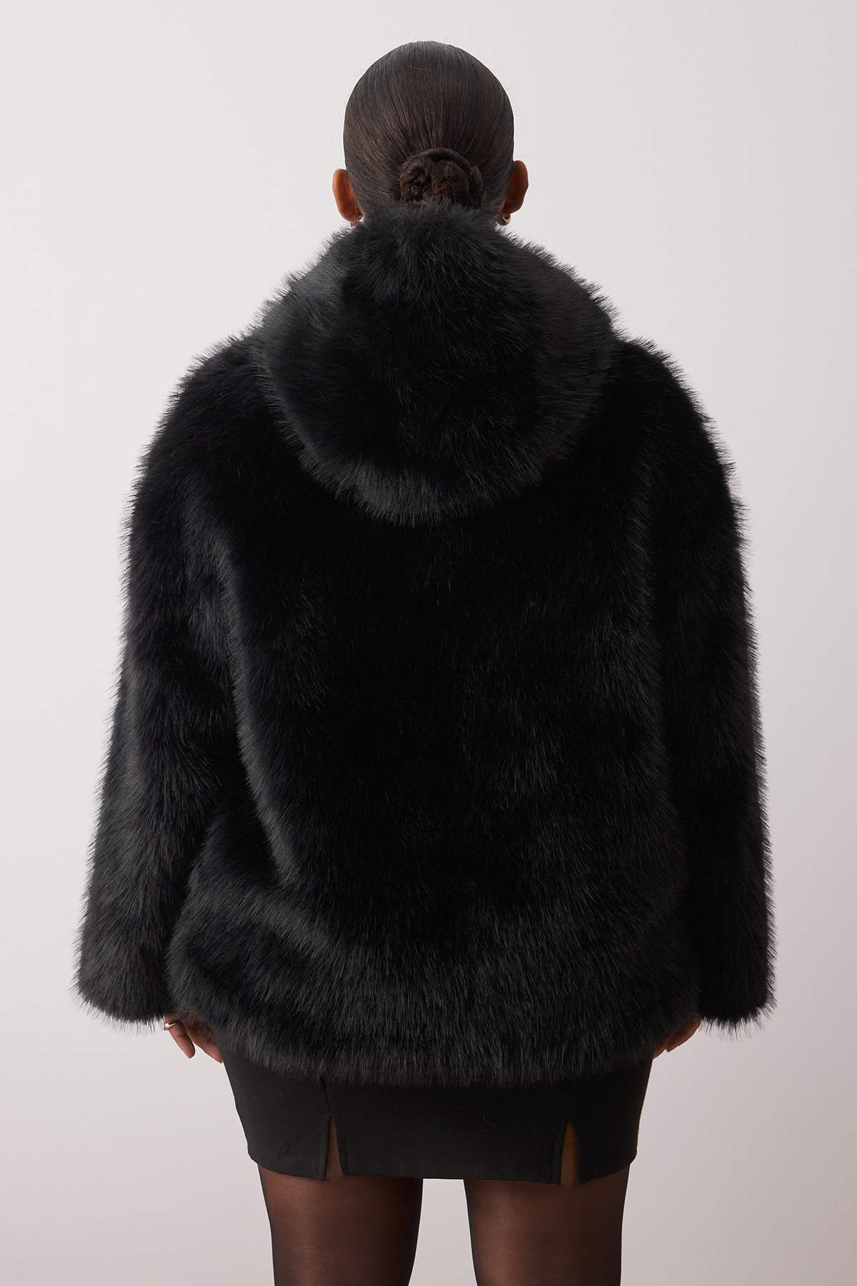 Trendyol Curve Czarny oversize'owy płaszcz futrzany z kapturem plus size TWOAW26AW00000