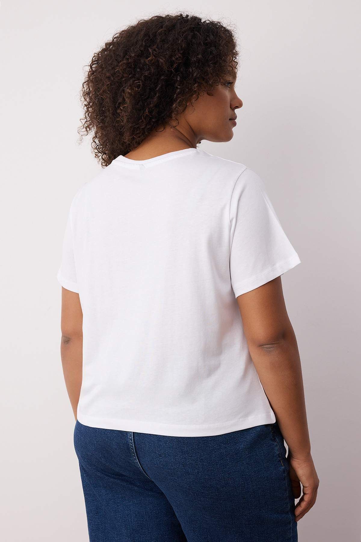Trendyol Curve-Bílé tričko Regular Fit Crop Plus Size TBBSS25BF00061 4