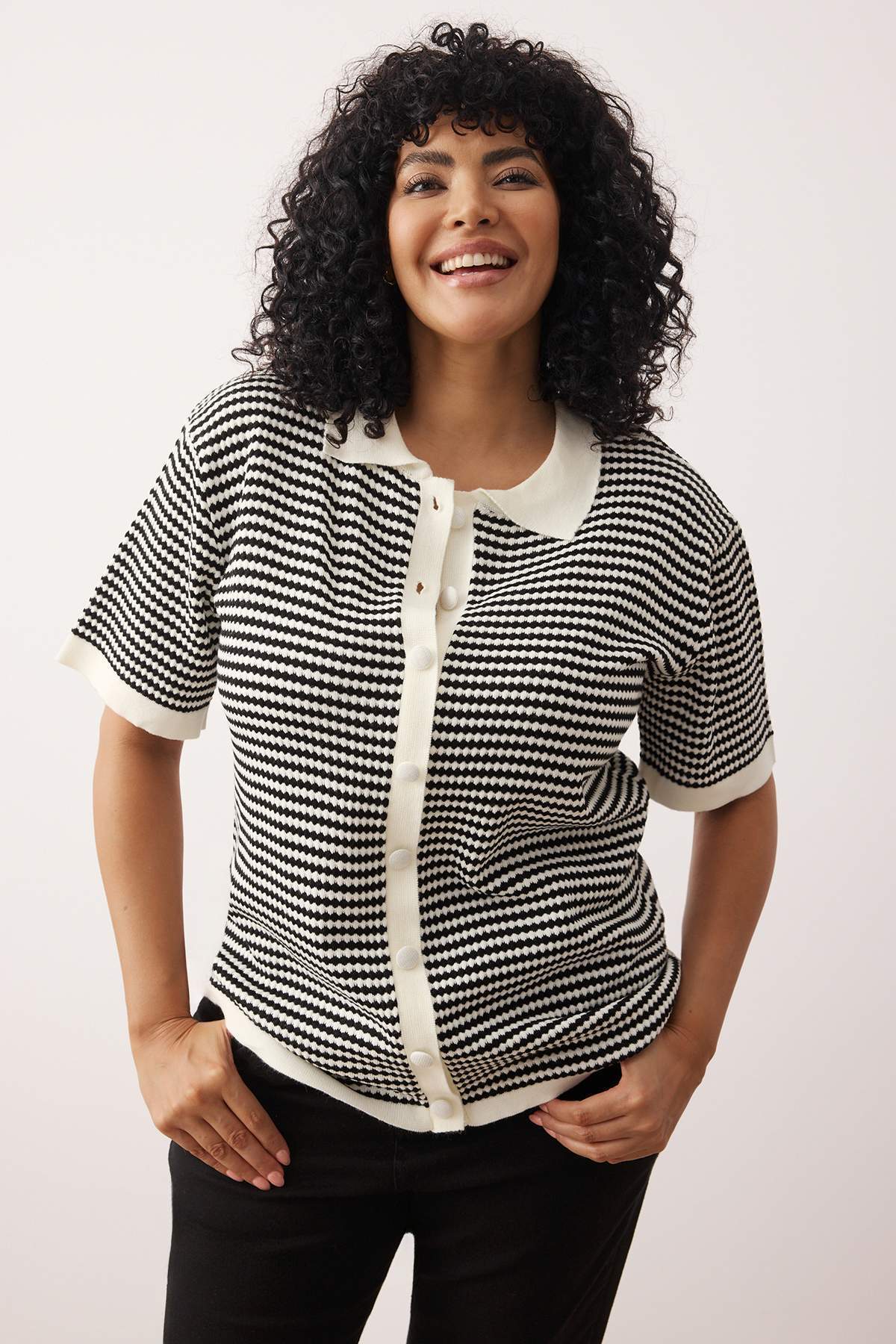 Trendyol Curve Černo-krémová pololímečková pruhovaná úpletová halenka TBBSS25...