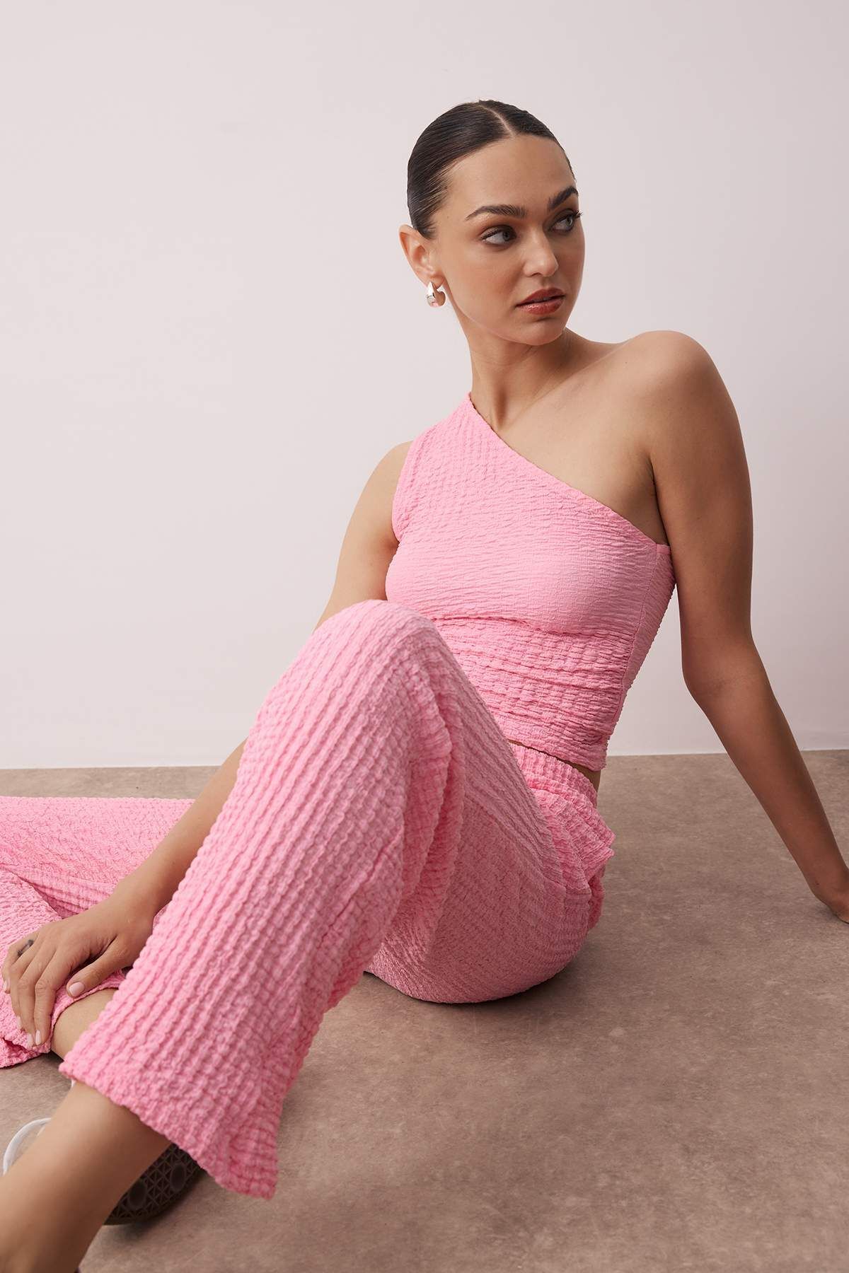 Trendyol Collection-Pink Textured Seersucker Asymmetric Single Sleeve Stretch Knitted Bottom - Top Set Twoss25Au00129 1