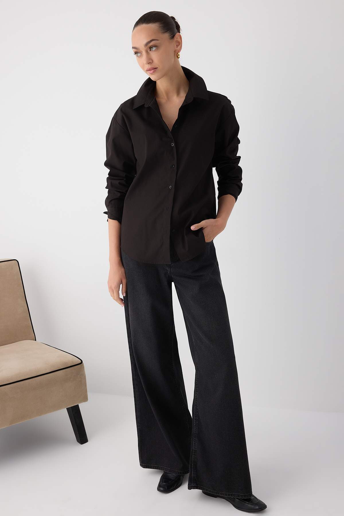 Trendyolmilla  Wardrobe Essentials Siyah Arkası Düğme Detaylı Ayarlanabilir Oversize Gömlek | TWOAW26GO00009 - Görsel 2