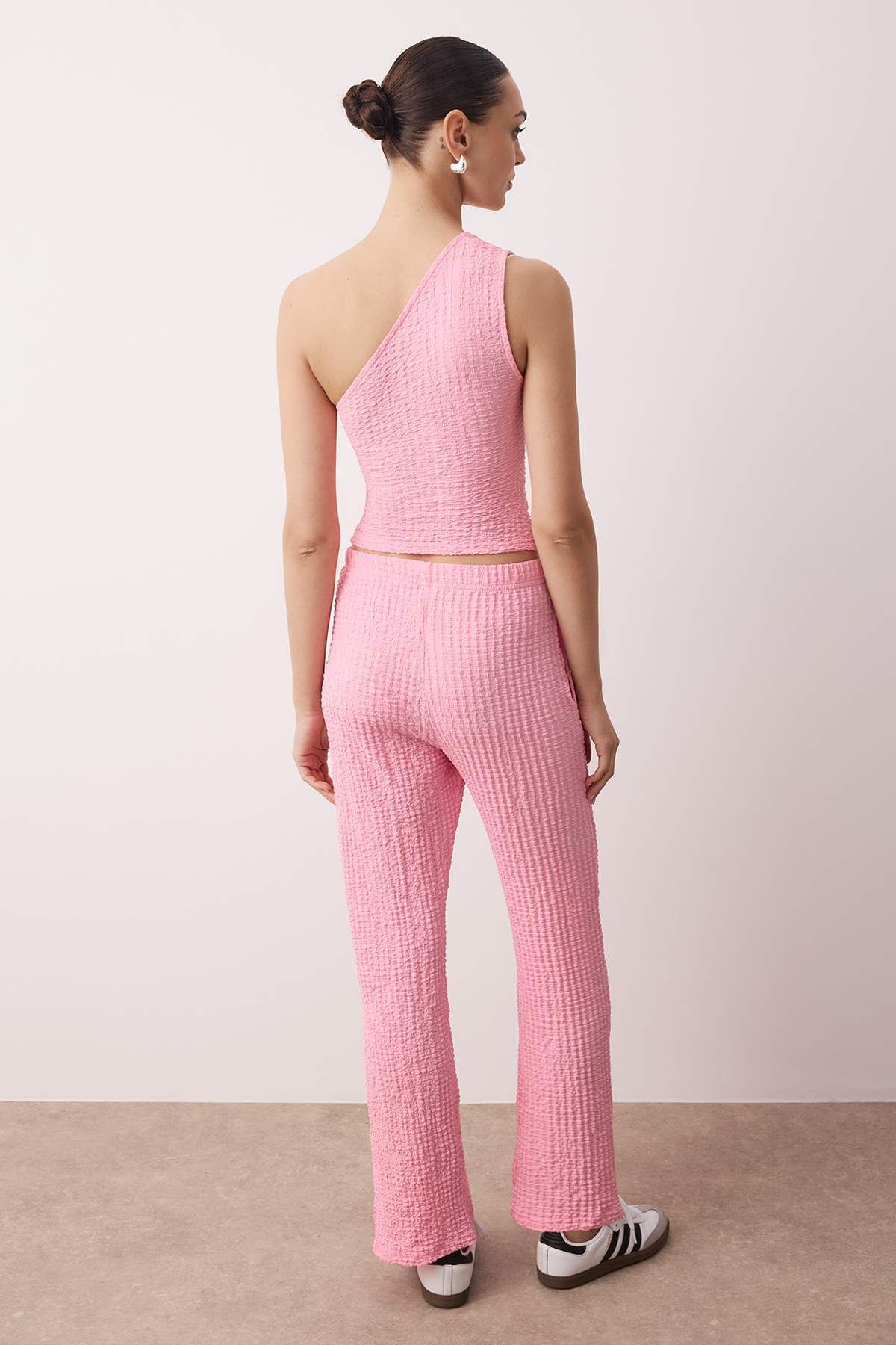 Trendyol Collection-Pink Textured Seersucker Asymmetric Single Sleeve Stretch Knitted Bottom - Top Set Twoss25Au00129 4