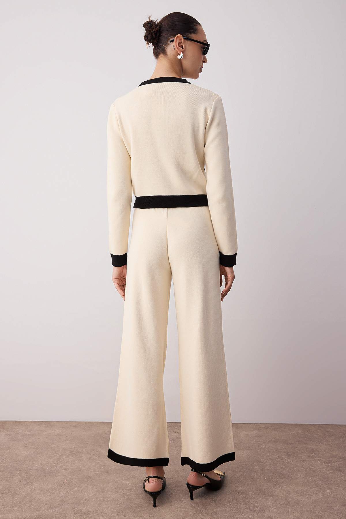 Trendyolmilla  Ekru Renk Bloklu Bisiklet Yaka Hırka-Pantalon Triko Alt - Üst Takım TWOAW26AU00031 - Görsel 4