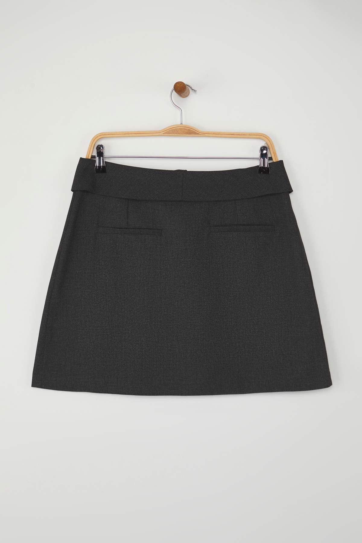 Trendyol Collection-Μίνι φούστα με φαρδιά πλισέ υφασμένη με λεπτομέρεια μέσης από ανθρακί TWOAW26ET00015 2