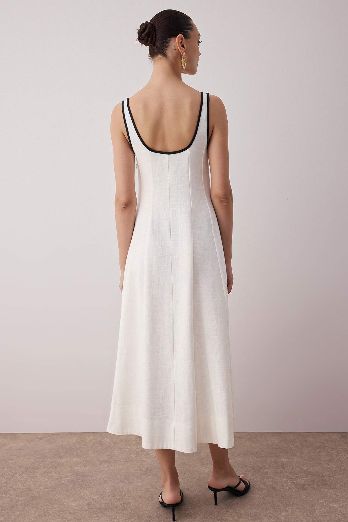 Trendyolmilla  Ekru Keten İçerikli Düz Midi Dokuma Elbise TWOSS25EL00895 - Görsel 4