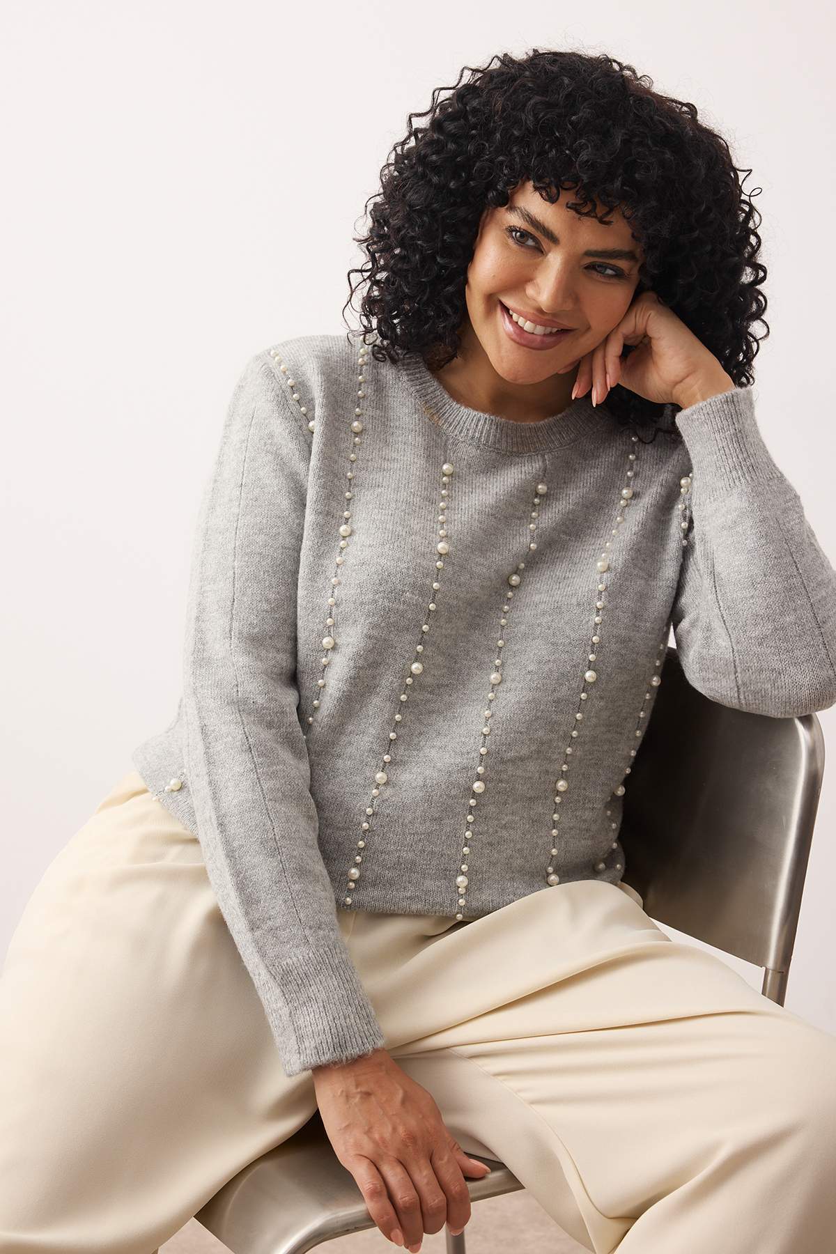 Trendyol Curve Grau Melange Perle Detaillierte Strickpullover TBBAW26AN00003
