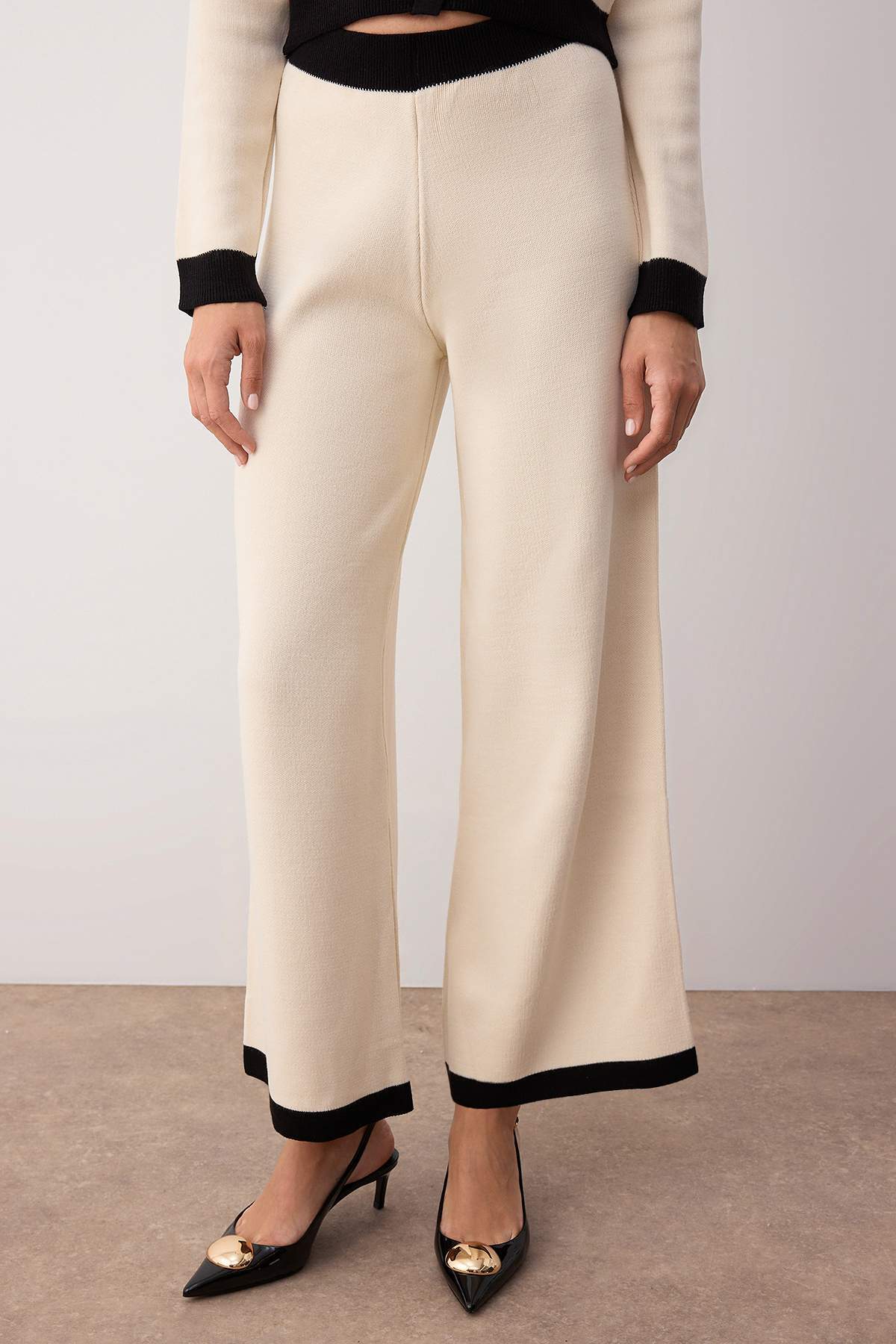 Trendyolmilla  Ekru Renk Bloklu Bisiklet Yaka Hırka-Pantalon Triko Alt - Üst Takım TWOAW26AU00031 - Görsel 3