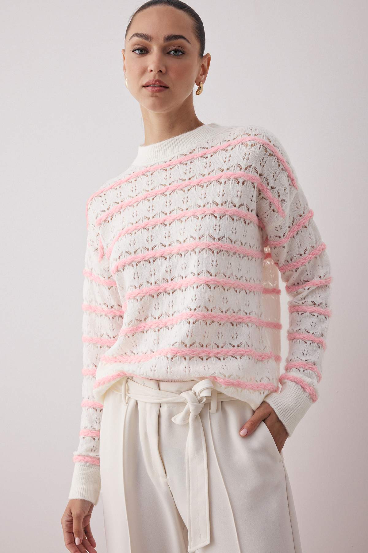 Trendyolmilla  Ekru Çizgili Yumuşak Dokulu Ajurlu/Delikli Geniş Kalıp Triko Kazak TWOAW26KZ00004