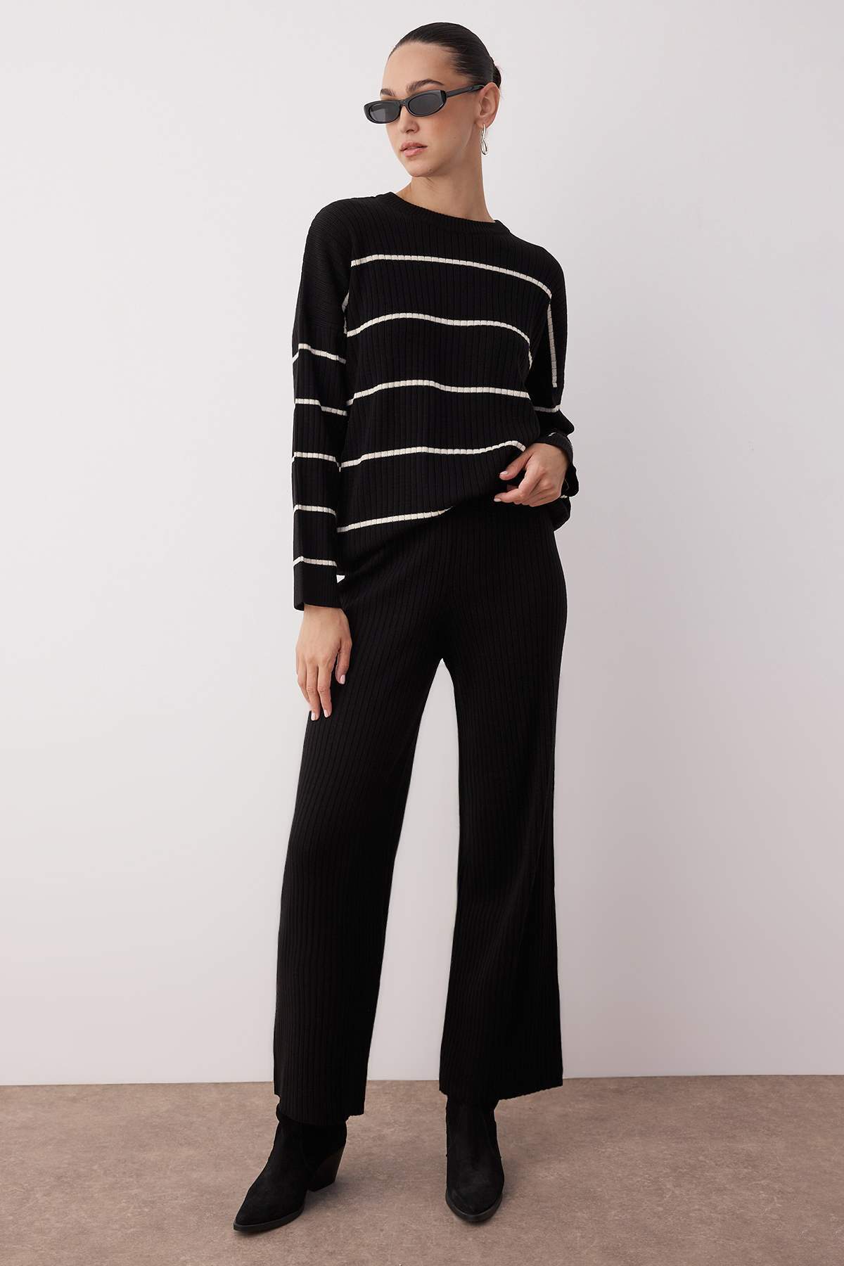 Trendyol Collection Schwarz*001 Wide Fit Gestreiftes Basic-Fit-Strick-Unter-Oberteil-Set TWOSS20AU0084