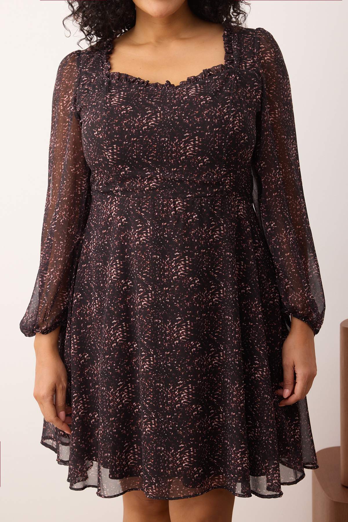 Trendyol Curve Mehrfarbiges Chiffon-Minikleid mit Webmuster in Übergröße TBBAW26AH00004