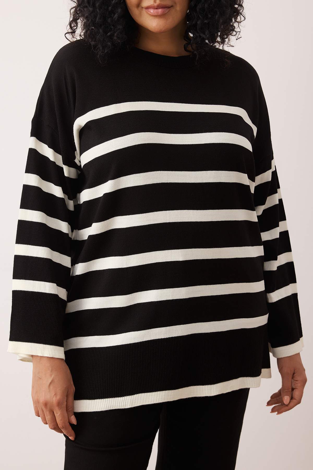 Trendyol Curve Czarny sweter w paski z okrągłym dekoltem - Tbbaw24An00024