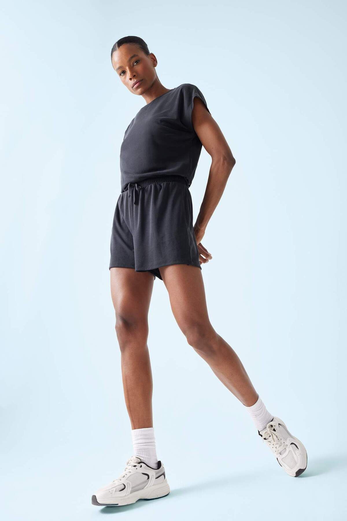 DeFacto-DeFactoFit Standard Fit Rundhals Basic Gerader Pocket Modal Sportler Kurzer Jumpsuit E2935AX25SM 1