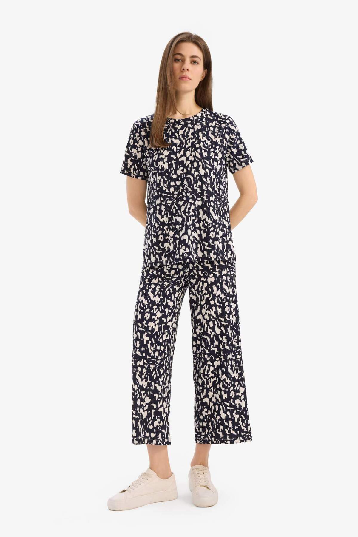 DeFacto-Regular Fit 2-Piece Suit Wrinkle Fabric Pattern Short Sleeve Top Elastic Waist Capri Bottom F1478Ax25Sp 3