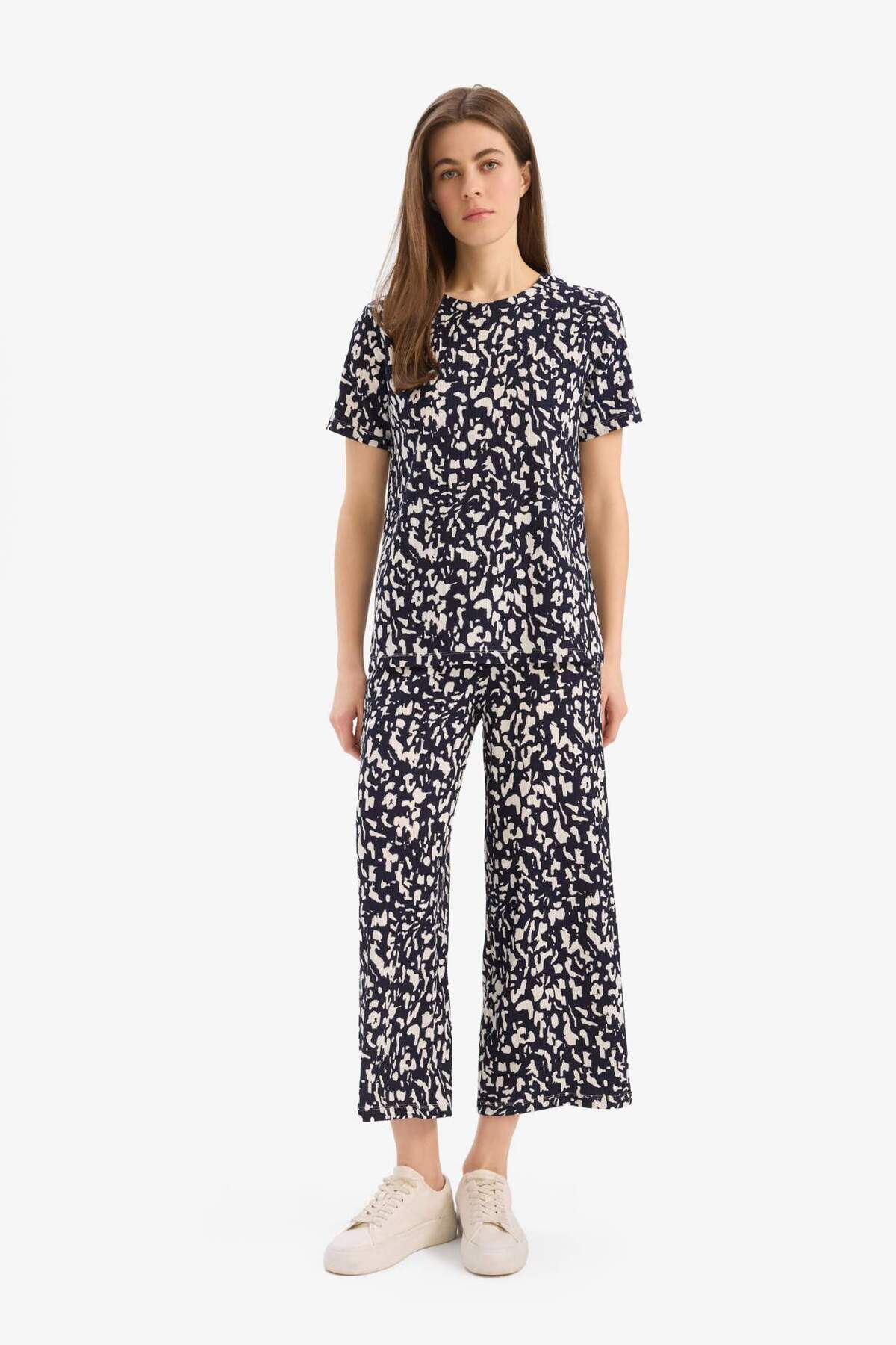 DeFacto-Regular Fit 2-Piece Suit Wrinkle Fabric Pattern Short Sleeve Top Elastic Waist Capri Bottom F1478Ax25Sp 1