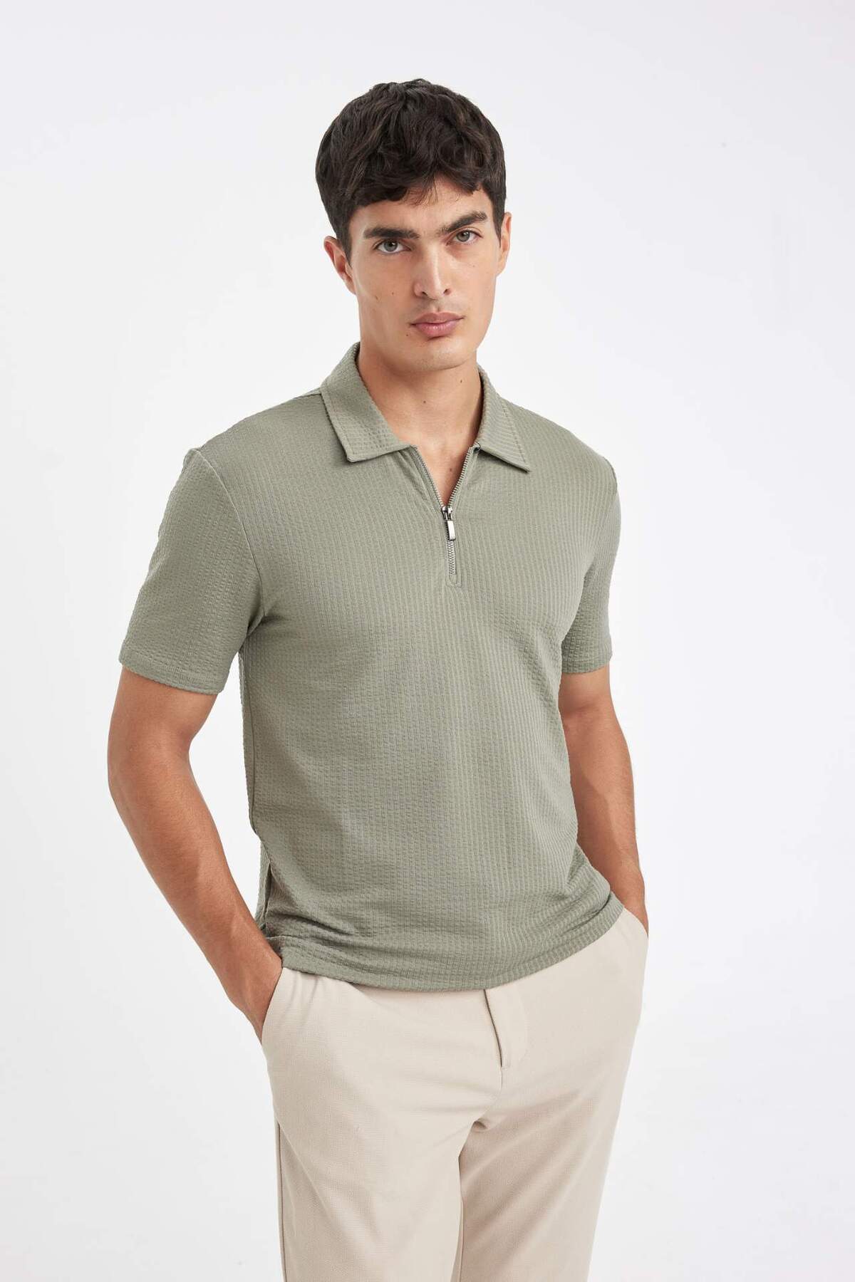 DeFacto-Slim Fit Slim Fit Polo výstřih s polovičním zipem Krátký rukáv Crinkle Černé tričko D6478AX24HS 4