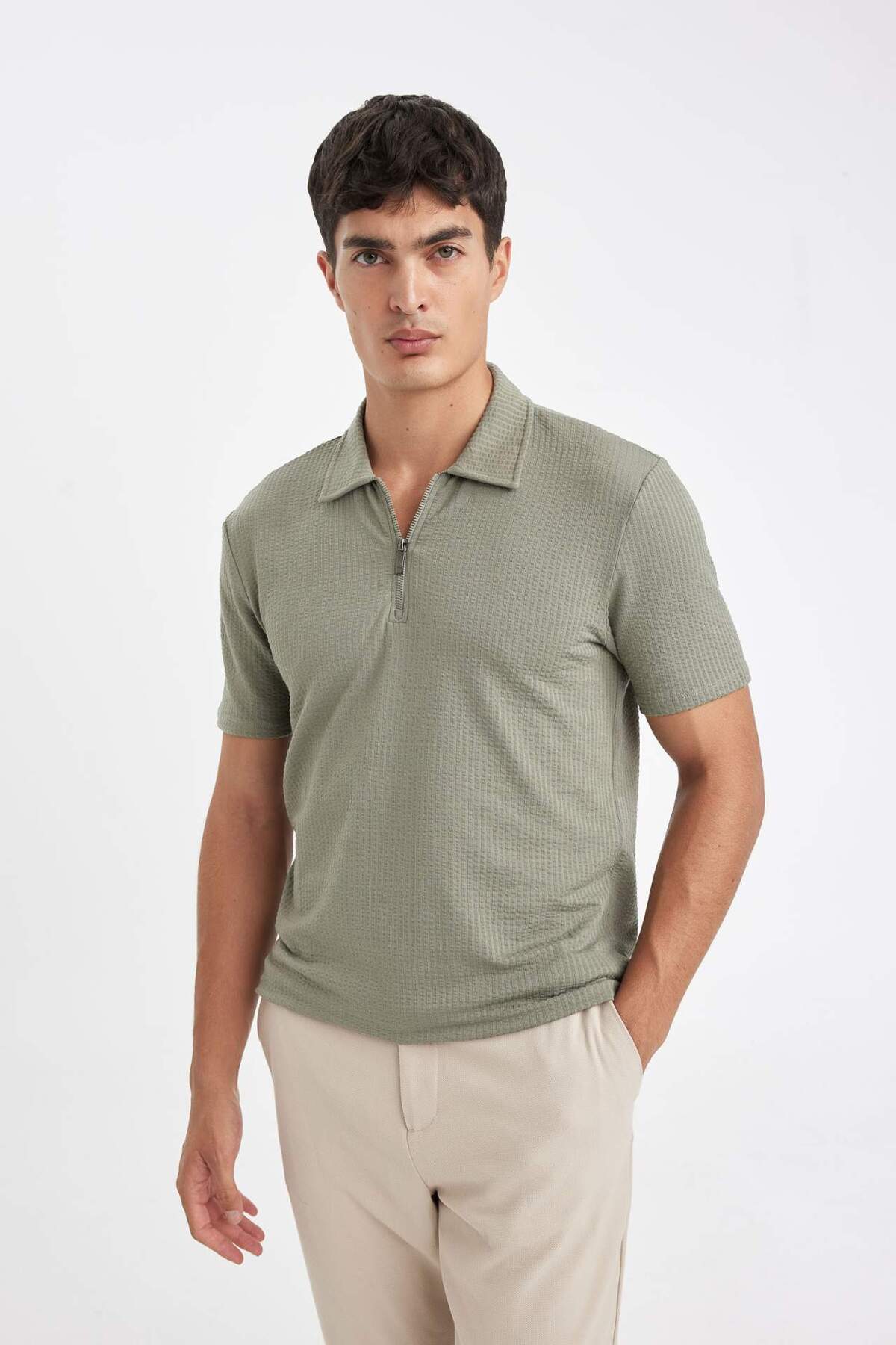 DeFacto-Slim Fit Slim Fit Polo výstřih s polovičním zipem Krátký rukáv Crinkle Černé tričko D6478AX24HS 3