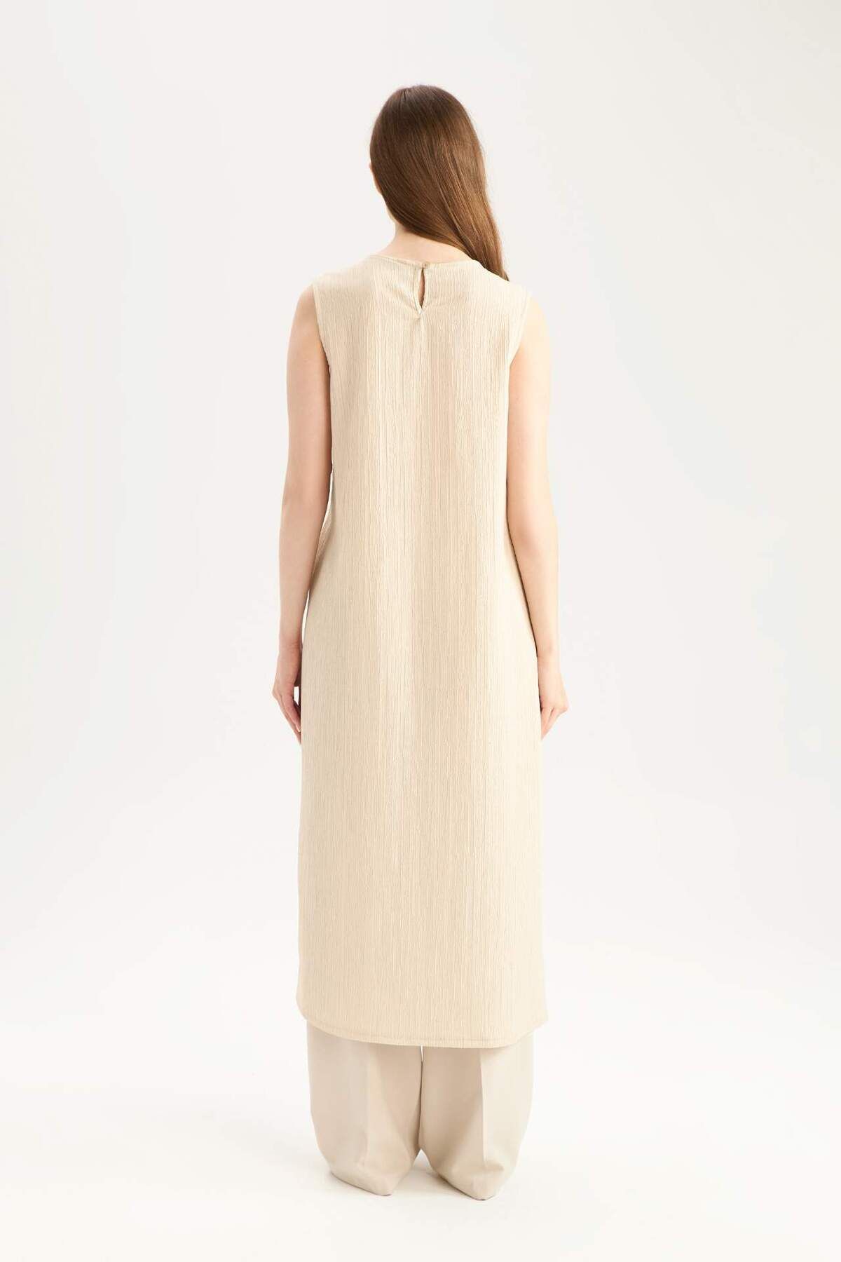 DeFacto-Regular Fit Rundhalsausschnitt Basic Plain Seersucker Strukturiertes ärmelloses Midikleid E1822AX25SP 5