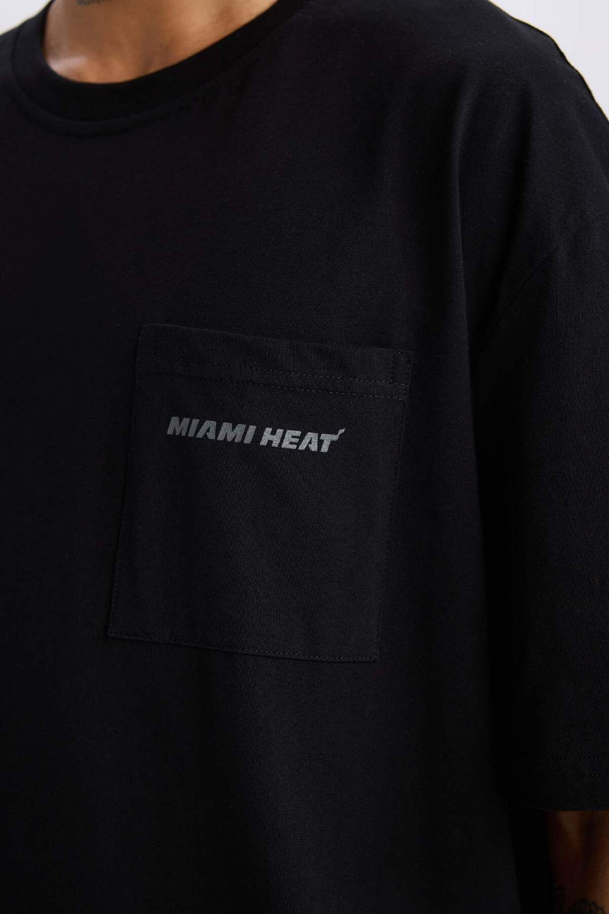 DeFacto-DeFactoFit NBA Miami Heat Oversize Wide Fit Crewneck Sportovní tričko s krátkým rukávem E0067AX25SP 6