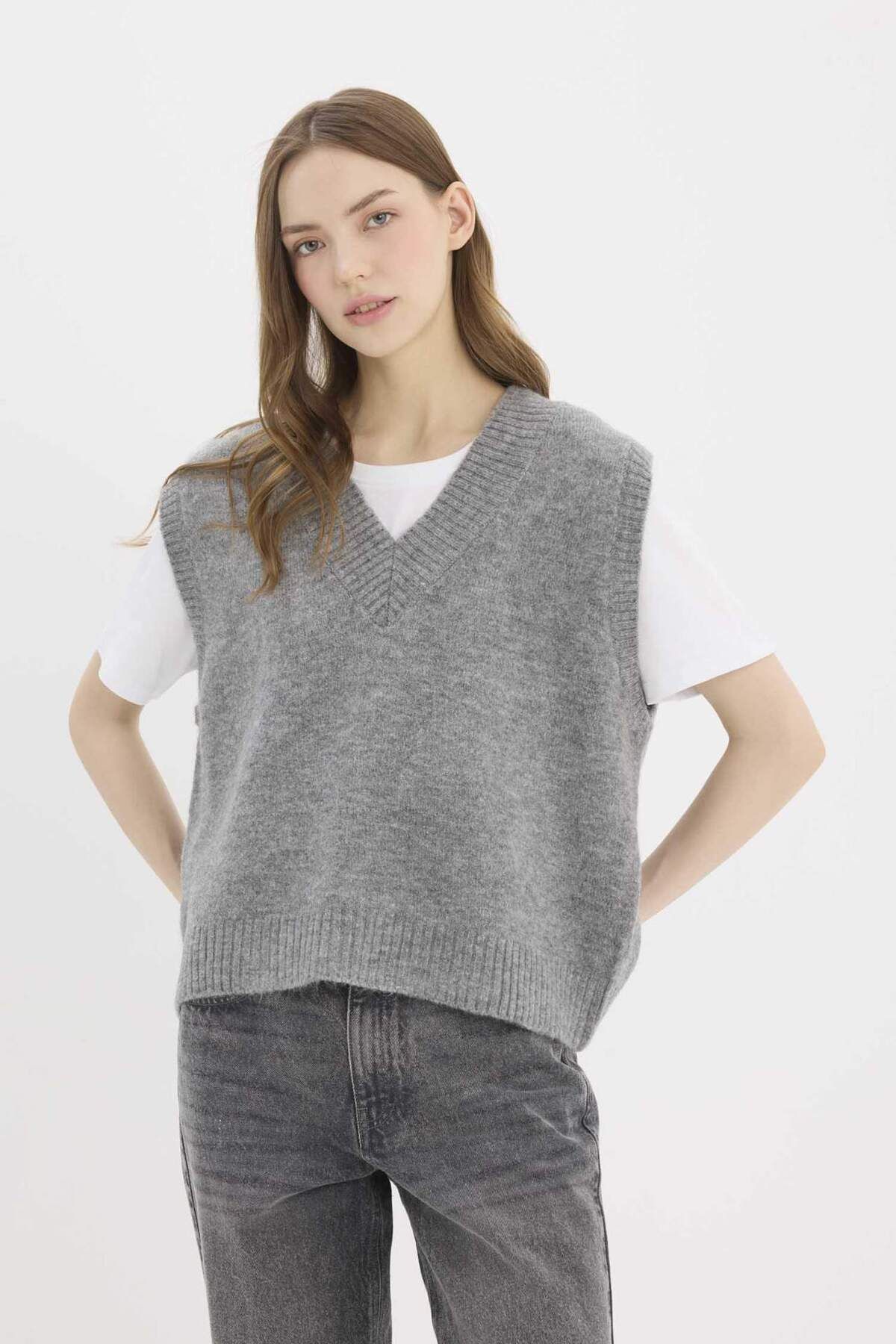 DeFacto-Übergroßer Basic-Strickpullover mit geradem V-Ausschnitt und breiter Passform E4032AX25SP 3