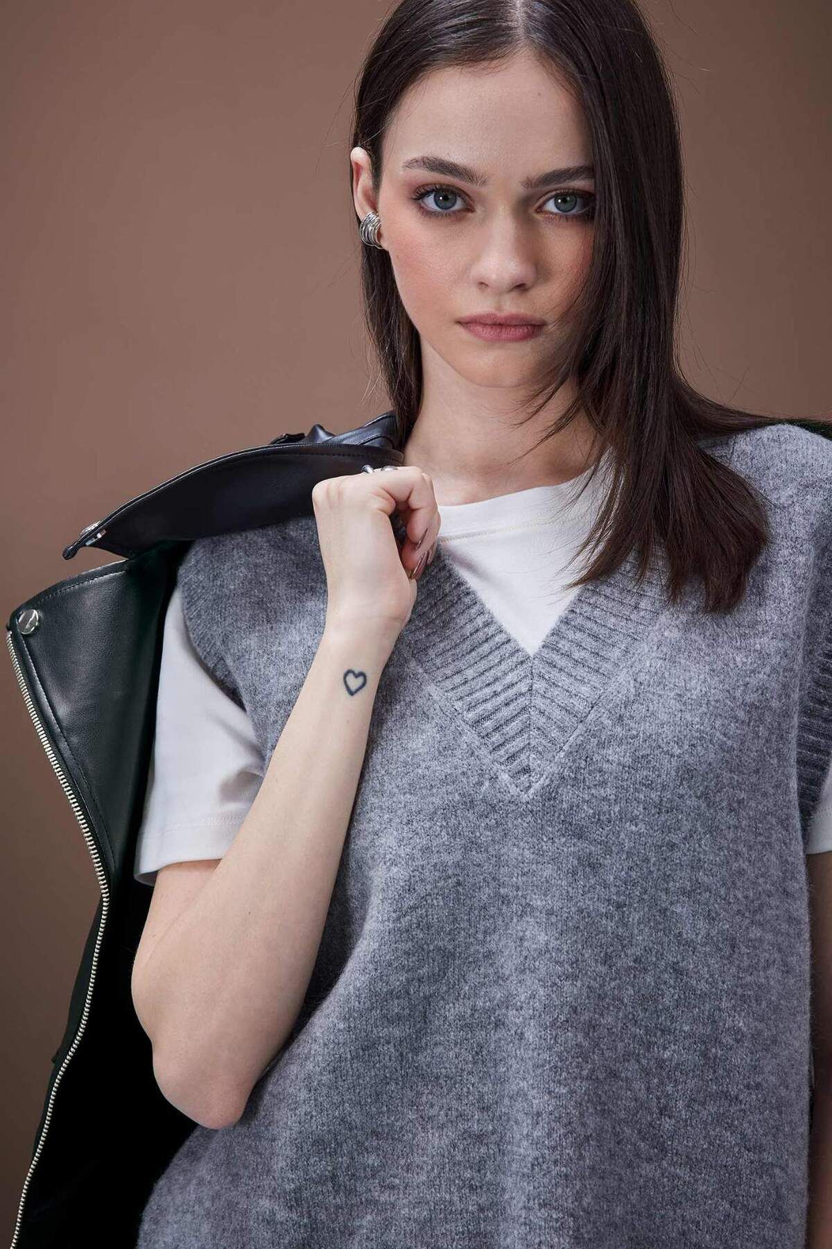 DeFacto-Übergroßer Basic-Strickpullover mit geradem V-Ausschnitt und breiter Passform E4032AX25SP 1