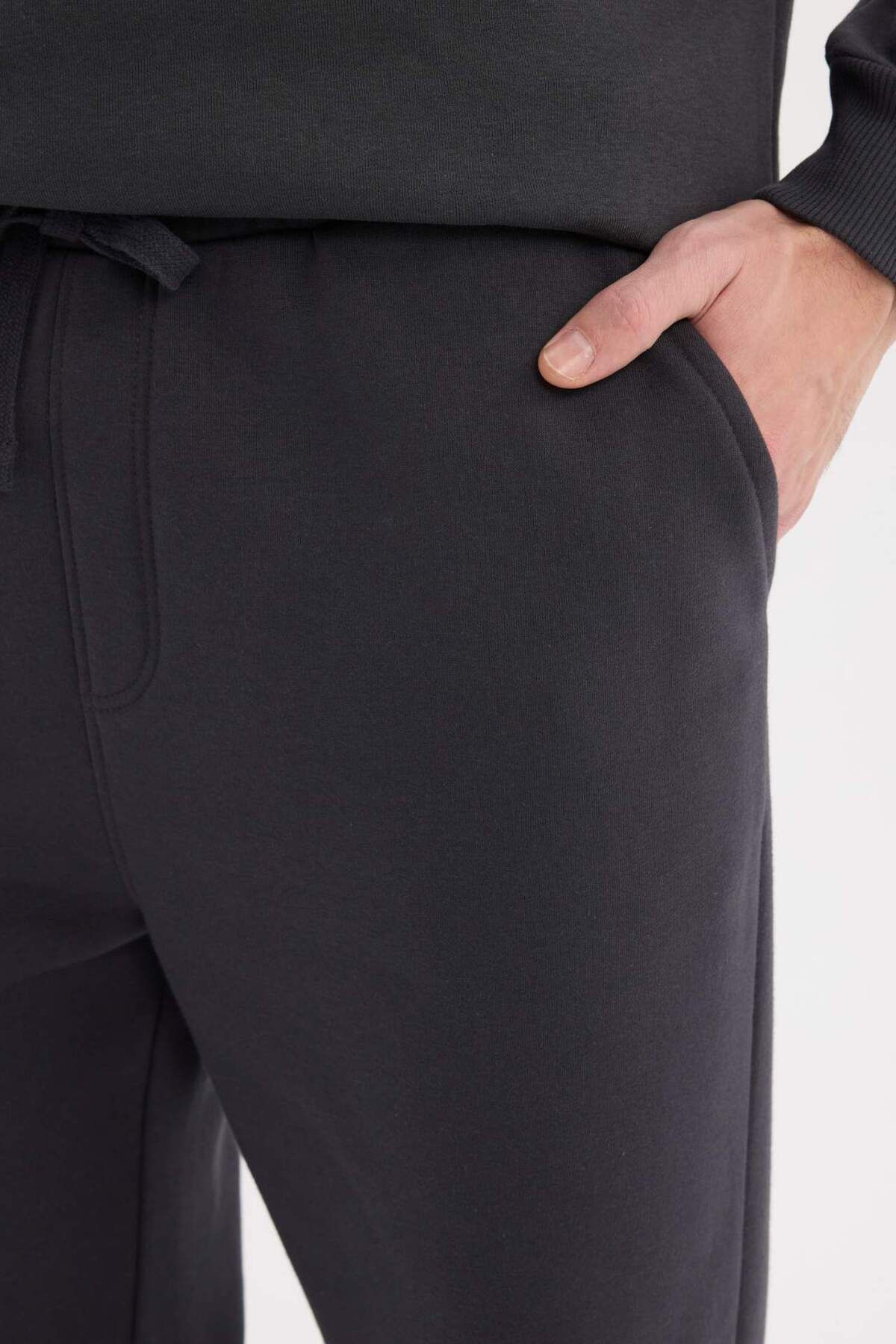 DeFacto-Jogginghose mit normaler Passform, Basic, einfarbig, mit Fleece-Innenseite, Taschen, Schnürung an der Taille, gerader Beinabschluss D7836AX25SP 5