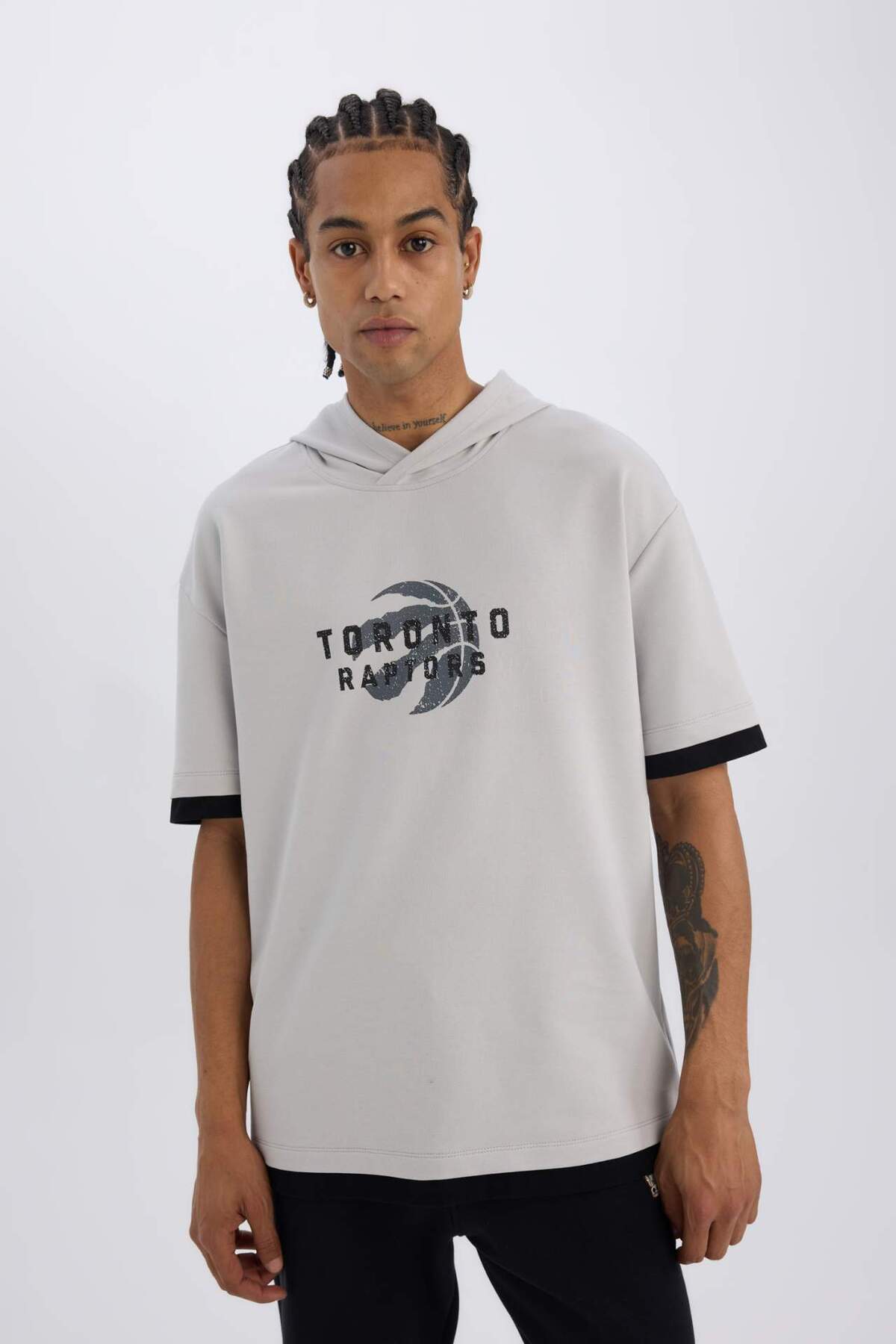 DeFacto-DeFactoFit NBA Toronto Raptors Oversize Wide Fit Kapuzenpullover mit Rückendruck, kurzärmeliges T-Shirt B3883AX 5