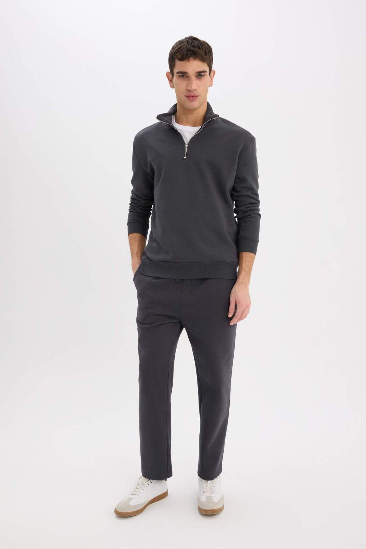 DeFacto-Jogginghose mit normaler Passform, Basic, einfarbig, mit Fleece-Innenseite, Taschen, Schnürung an der Taille, gerader Beinabschluss D7836AX25SP 1