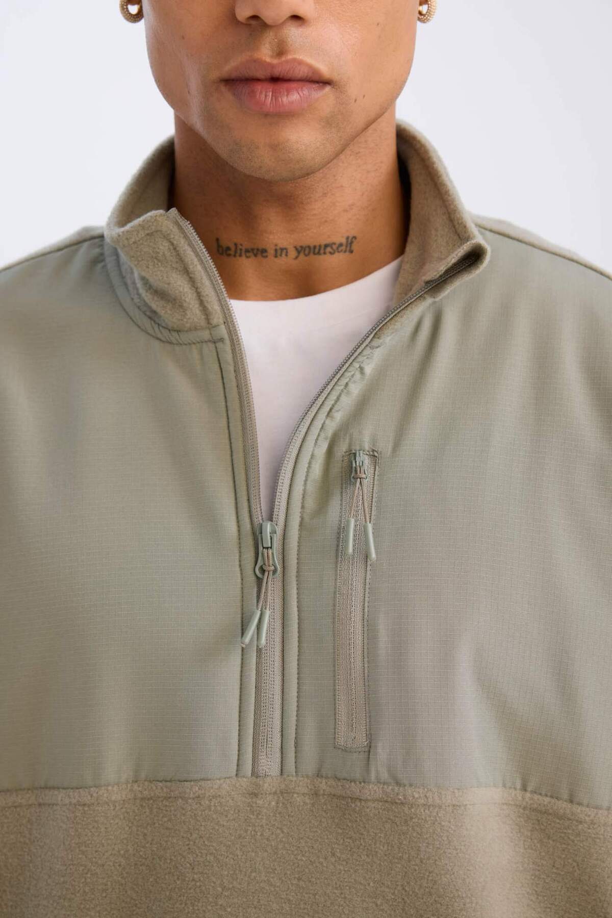 DeFacto-Sport-Sweatshirt aus Fleece mit Stehkragen und Reißverschluss – Standard-Passform D9226ax24wn 5